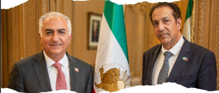 alefmehr1's tweet photo. پدرش بیژن جزنی را تا سرحد مرگ شکنجه کردند و بعد هم اعدام
حالا پسر با قاتلان پدرش هم‌نشین شده
با کسانی که به همه‌ی آن‌ شکنجه‌‌ها و جنایت‌ها، به شکلی حیوان‌وار افتخار می‌کنند
آخوندها بزودی رفتنی هستند و این رفتارهای چندش‌انگیز دیرنیست که رسوای خاص و عامتان کند.

#نه_شاه_نه_شیخ https://t.co/X9OEjg7Qvb