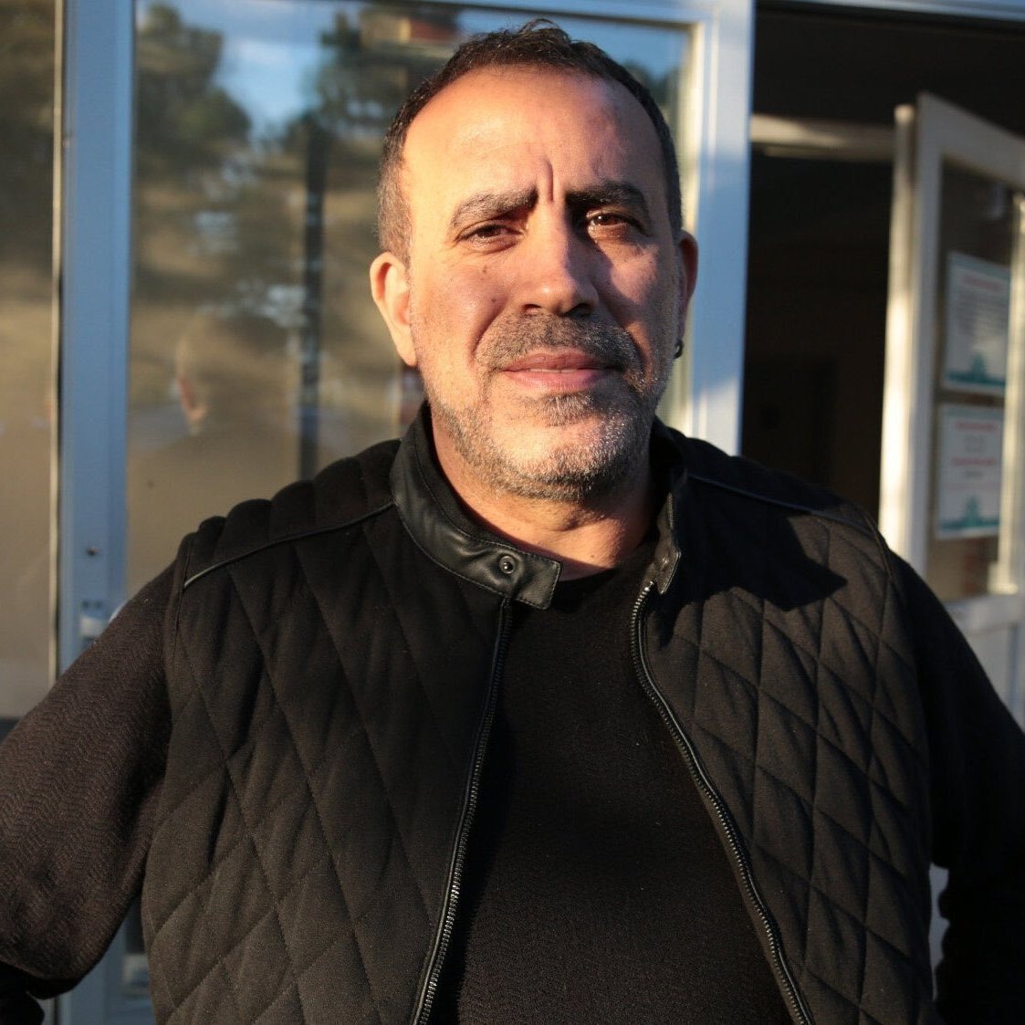 siyahsancakx's tweet photo. 🔵 Ahmet Hakan:

▪️"Haluk Levent olayından çıkarılacak 6 ders var."

▪️ 1- "İktidara olan nefretiniz, bir kumarbaz tarafından dolandırılacak kadar yüksek olmasın."

▪️2- "Kumarla sorunu olan birini, yardım dağıtma sorumlusu olarak konumlandırmadan önce üç kere düşünün."

▪️3- "Devlet Bahçeli, herhangi biri hakkında olumsuz görüş bildirmişse... Mutlaka dikkate alın."

▪️4- "Her İzmir Marşı söyleyenin, her Atatürk diyenin, her AK Parti karşıtının peşine takılmayın."

▪️5- "Devlete güvenmeyip AHBAP’a güvenmek... Belki ilk etapta tatlı gelebilir. Acısının sonradan çıkacağını unutmayın."

▪️6- "Başkalarına 'koyun, aptal, cahil, kandırılmış' falan demeden önce şöyle bir kendinize bakmayı ihmal etmeyin."