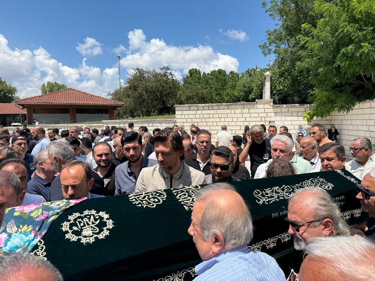 AKBahcelievler's tweet photo. İlçe Başkanımız Sn. Mimar Emrah Parlak ve teşkilat mensuplarımızla birlikte, önceki dönem İlçe Başkanımız Av. Zülküf Türkoğlu’nun vefat eden kıymetli kayınvalidesi Gülay Ribar’ın cenaze merasimine katılarak son görevimizi yerine getirdik.

Merhumeye Allah’tan rahmet; Zülküf Başkanımıza, kederli ailesine ve yakınlarına başsağlığı ve sabır diliyoruz. Mekânı cennet olsun.
