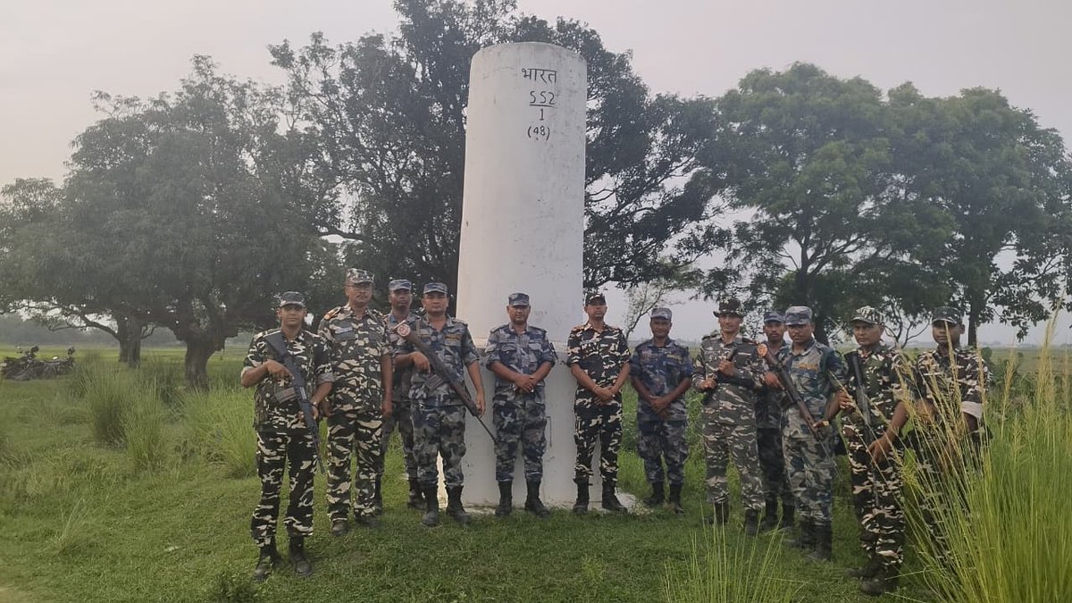 43BnSSB_INDIA's tweet photo. 43वीं वाहिनी स.सी.बल, सिद्धार्थनगर सीमा चौकी बजहा द्वारा नेपाल ए.पी.एफ.के साथ भारत-नेपाल सीमा क्षेत्र में संयुक्त गश्त की गई। एवं सीमापार अपराधों की रोकथाम तथा भारत-नेपाल सुरक्षा बलों के बीच समन्वय को और सुदृढ़ किया गया।
@SSB_INDIA 
@SSBFTRLUCKNOW 
@SSBSHQGKP https://t.co/41VaTNVM0g