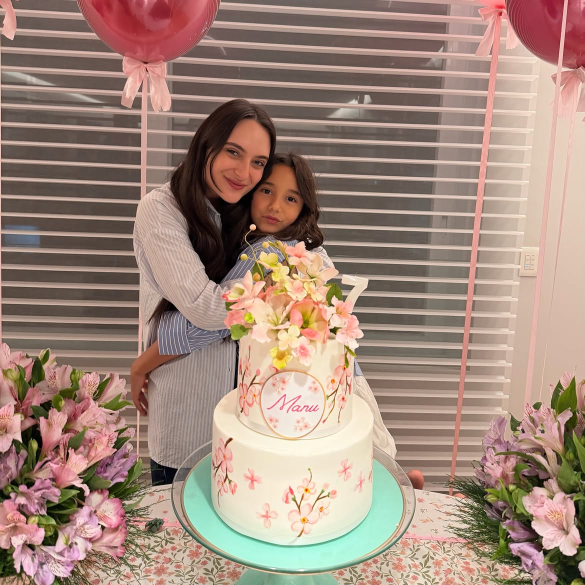 loucadocool's tweet photo. Ticiane Pinheiro reuniu a família para celebrar os 7 anos de Manuella, filha da apresentadora com César Tralli, em uma festa intimista. A comemoração também contou com a presença de Rafa Justus. 🎂💖 https://t.co/SnLCzjCKcD