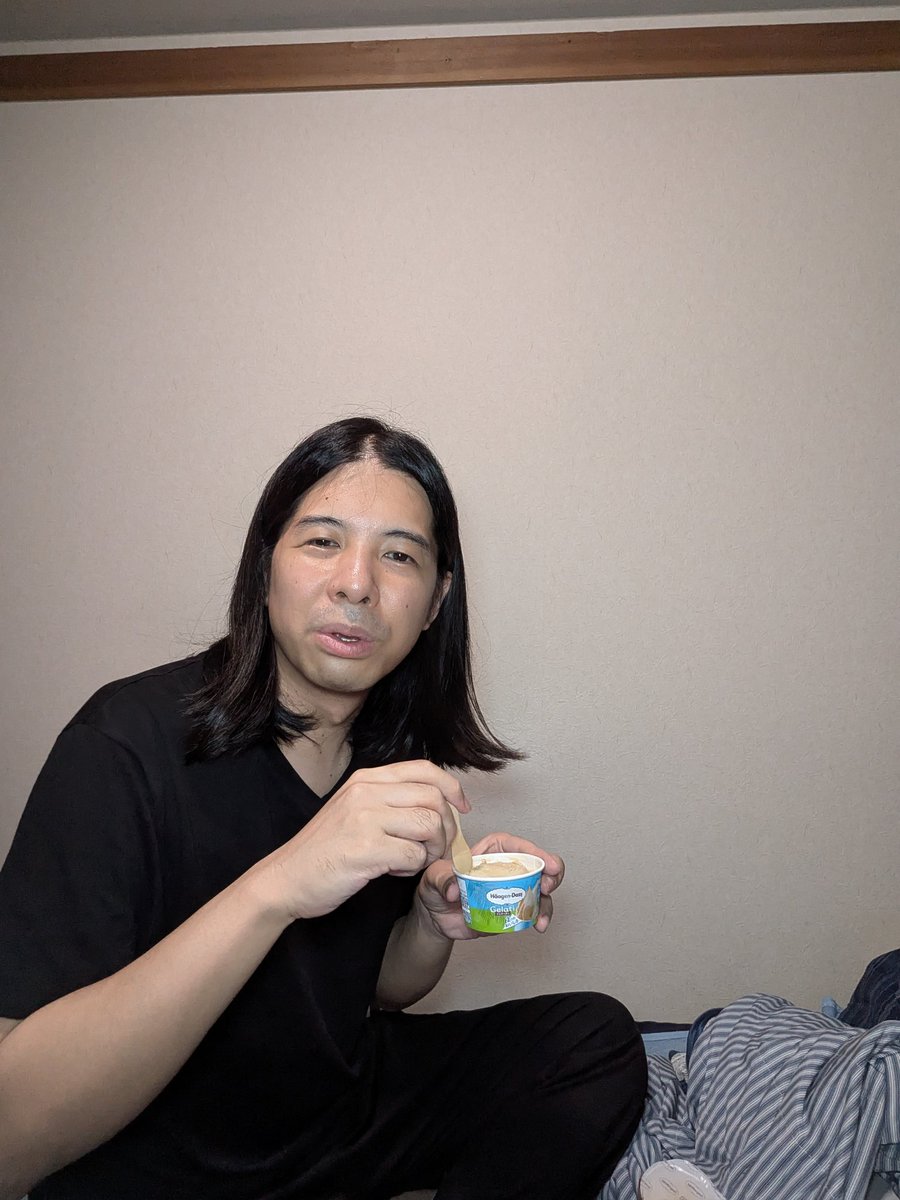 c_maina_saida's tweet photo. 猛暑の日に出勤する弟をアイスを食べながら煽るニートの兄
#せつない人モノマネ https://t.co/Pae9Rt6ZhO