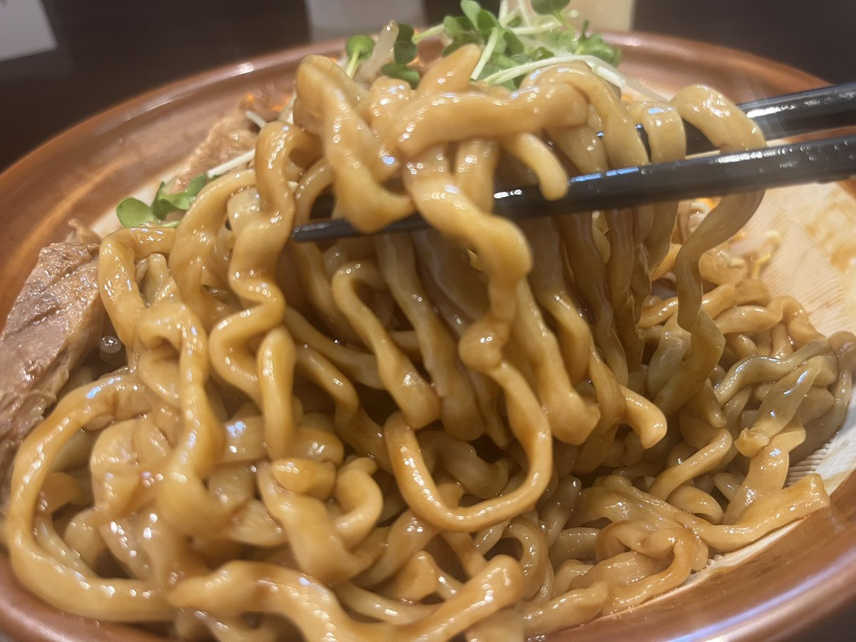 ramen_freetime's tweet photo. ラーメン最高 枚方
700g ブラック冷やし中華味まぜそば 野菜マシ

ネーミングが最高すぎる😍もう絶対に食べたくなるやん😆黒々とした丼顔✨食べてビックリ‼️見た目とのギャップが凄い🤩醤油のコクと酸味のサッパリ感が同時に押し寄せる😋カラマヨかけたらまさに冷やし中華味👍この旨さ麺マシ必須です😊 https://t.co/pvsuw12xEo