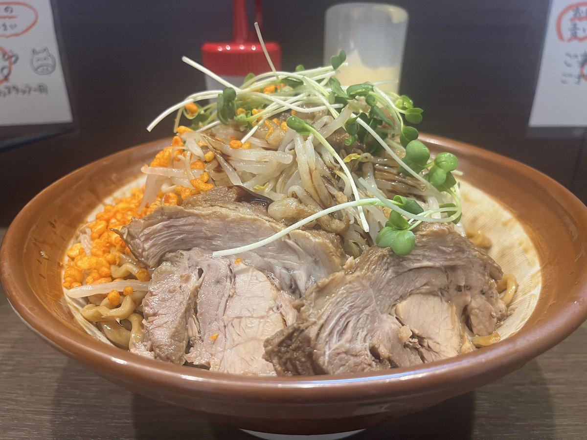 ramen_freetime's tweet photo. ラーメン最高 枚方
700g ブラック冷やし中華味まぜそば 野菜マシ

ネーミングが最高すぎる😍もう絶対に食べたくなるやん😆黒々とした丼顔✨食べてビックリ‼️見た目とのギャップが凄い🤩醤油のコクと酸味のサッパリ感が同時に押し寄せる😋カラマヨかけたらまさに冷やし中華味👍この旨さ麺マシ必須です😊 https://t.co/pvsuw12xEo