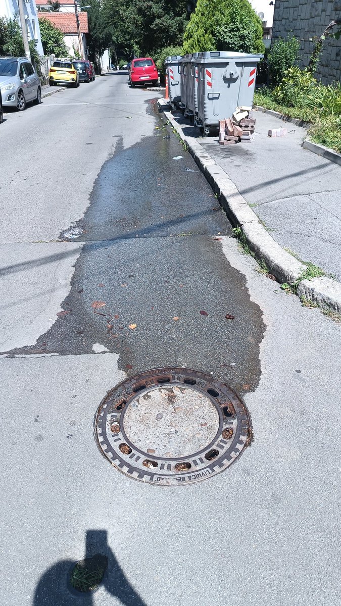 100ka011's tweet photo. @prijavi_problem raskrsnica Kablarske sa Jelen i Steve Žigona (Kuršumlijskom) na Savskom Vencu.
Voda iz kanalizacionog šahta preliva na ulicu. Prijavio sam pre 5 dana i dalje curi. https://t.co/SfU76tfCPw