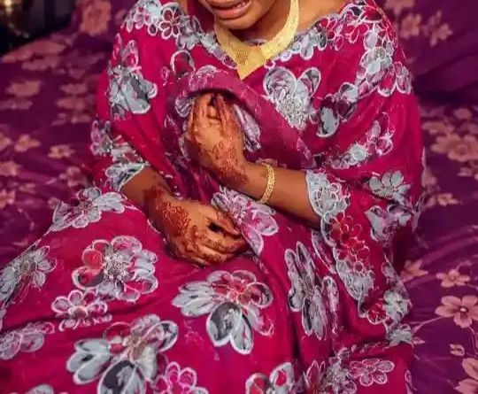 Muhammad_Ashirr's tweet photo. BABU RUFA RUFA BABU BOYE BOYE

Yana da matuƙar wahala ga namiji ya taso a wannan lokacin ya fara fafutuka tun daga karatu, neman aiki, ya fara sana'a, ya gina gida, yayi aure ba tare da yayi disvirgin ɗin kansa ba.

Wani daga ya kai shekara 27 zuwa 30, mafi yawa sukan ɗauki auren ma ba komai bane, musamman idan an wuce waɗannan shekarun saboda hidimar aure tayi musu nisa, ta yadda ba ma sa iya tunkararsa, tunda ga hanya mai sauƙi da za su more mazantakarsu duk sanda suka so.

Illar bata tsaya a iya maza ba, har ma mata. Idan tafiya tayi nisa sukan manta da cigaba da kare mutuncinsu saboda barazanar da suke fuskanta.

Lallai al'ummarmu ta ɗau wani layi da dole a sake lissafi.

Shawara garemu, idan ka samu dama kayi aure. Idan kika samu miji kiyi aure. Abun duniya abun banza ne.

ALLĀH yasa mu gama lafiya 🤲🏻