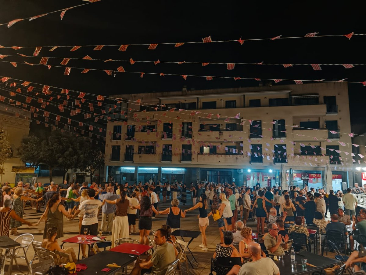 AjuntamentOlesa's tweet photo. 🔴 SARDANES
🎶 La plaça de la Sardana es va tornar a omplir aquest dilluns al vespre amb una nova cita de #sardanes a la fresca i amb la Cobla Principal del Llobregat.
#Olesa https://t.co/fzZMsRq0jW