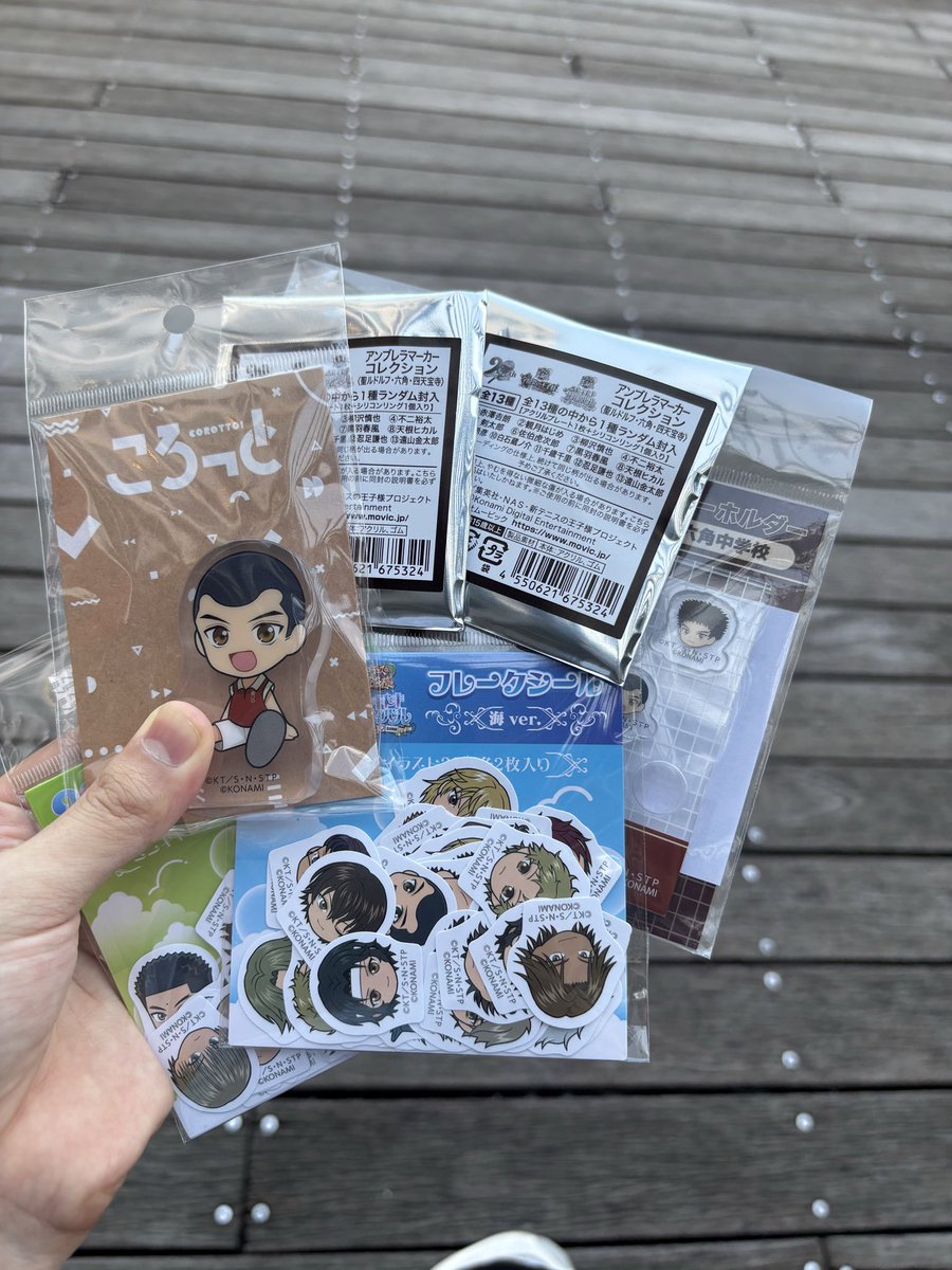 miyawaki2001's tweet photo. 「新テニスの王子様 学園祭の王子様&amp;ドキドキサバイバル 20周年 リマスター版発売記念展行ってきました！20周年おめでとうございます！！モテモテな王子様が沢山いて
目が足りなかったです。。

そして何よりフレークシール可愛すぎる。
六角グッズ嬉しい☺️ランダムわくわく。 https://t.co/wNUMF2jyam