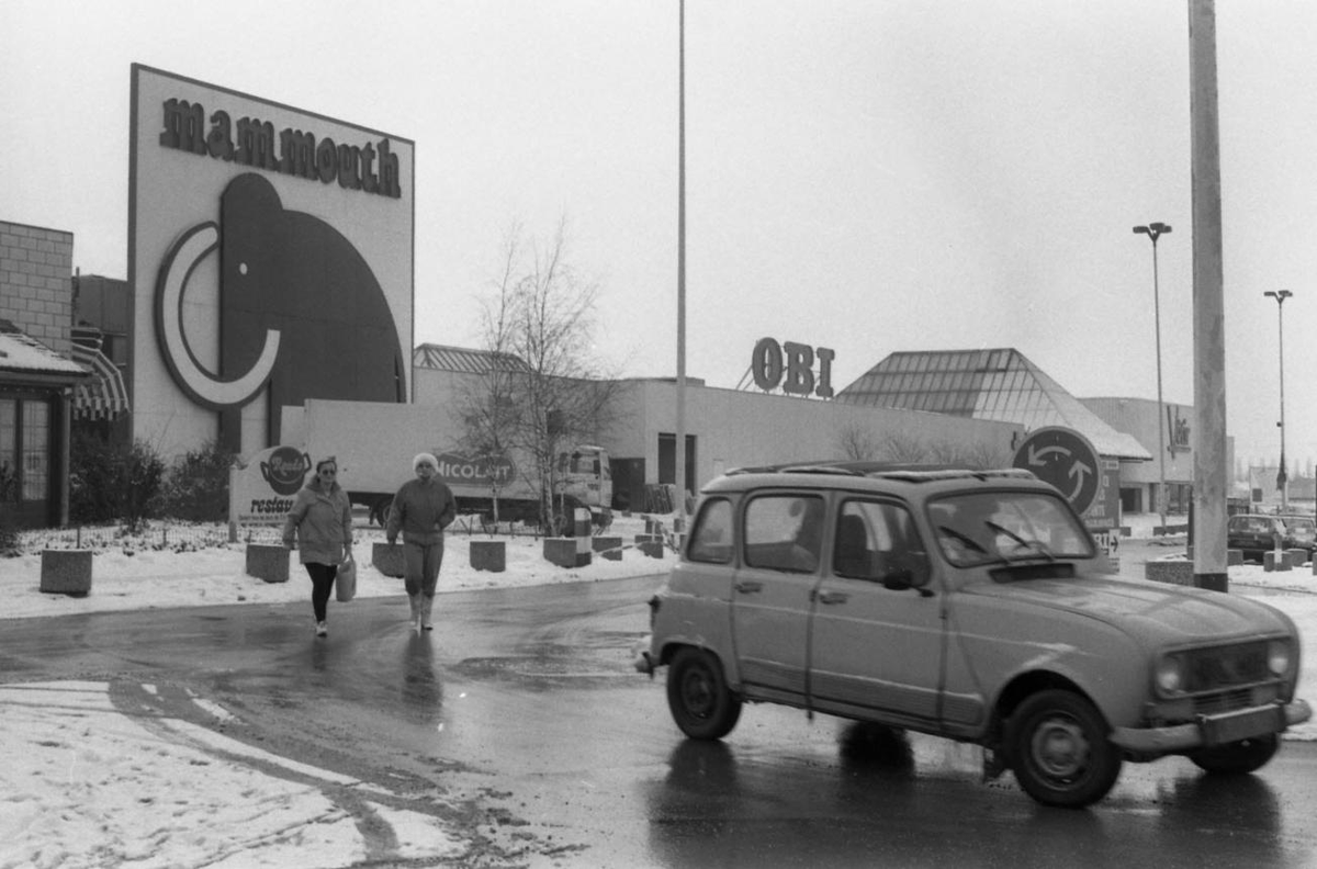 Generations7080's tweet photo. Qui a connu les hypermarchés Mammouth ? 

Il y a 30 ans, en 1996, le réseau atteignait son apogée avec 75 hypermarchés. En 1997/1998 la plupart des Mammouth sont progressivement transformés en Auchan. https://t.co/XMaEFrCNZd