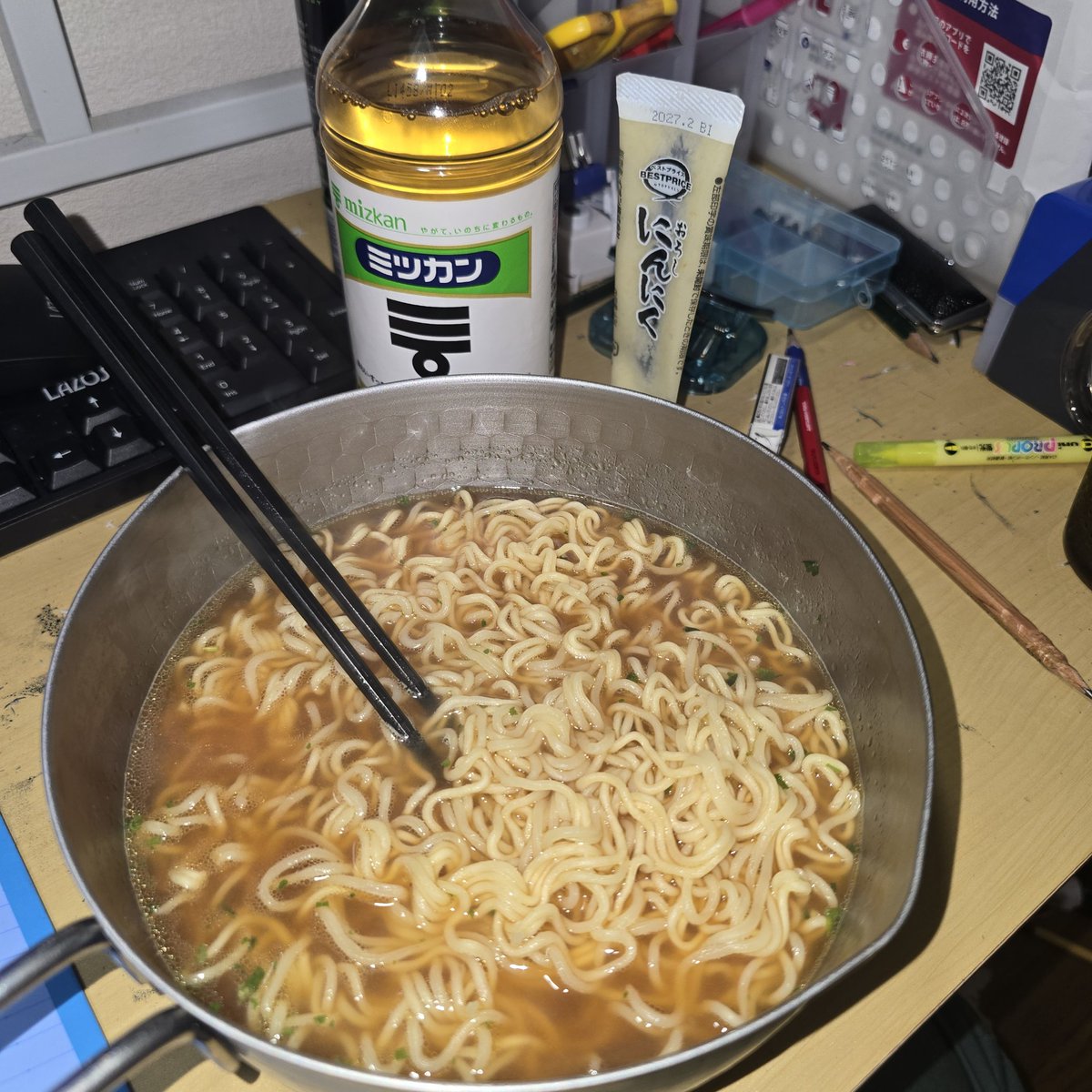 myhitachi's tweet photo. 夕食(200円)
セブン-イレブンの5袋セットのPB醤油ラーメン
1袋では少ないと思い、2袋を入れたが量が多くなりすぎた。
具材を買う余裕がないので、食酢、にんにくチューブで味変しながら。 https://t.co/V1OdCCxbI9