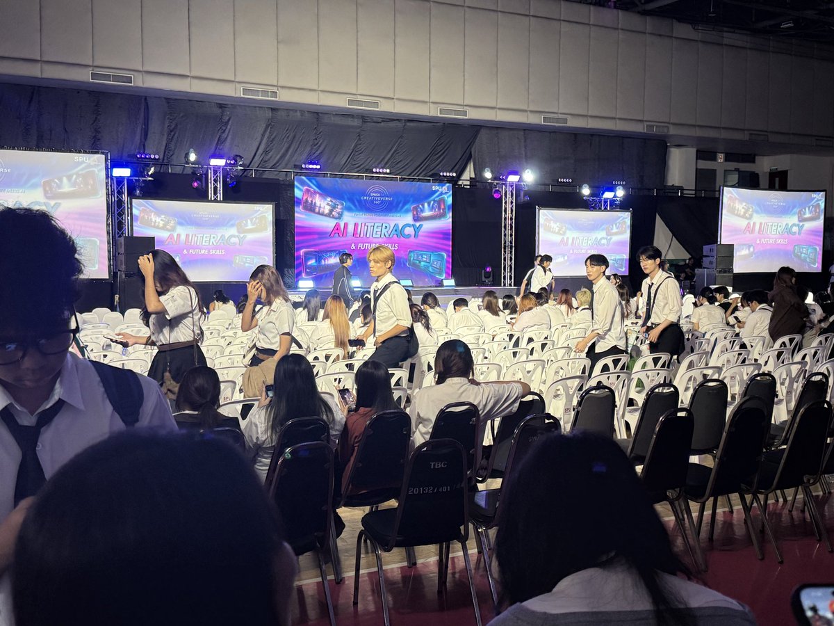iddevonsense's tweet photo. วันนี้ผมได้มาอยู่ในงาน ai เทคโนโลยีจากเด็ก 68 คณะนิเทศศาสตร์ ของมหาลัยศรีปทุม บรรยากาศภายในฮอลล์ดีมาก

#SPUCAaiShowcase https://t.co/kD3PdNcH8X