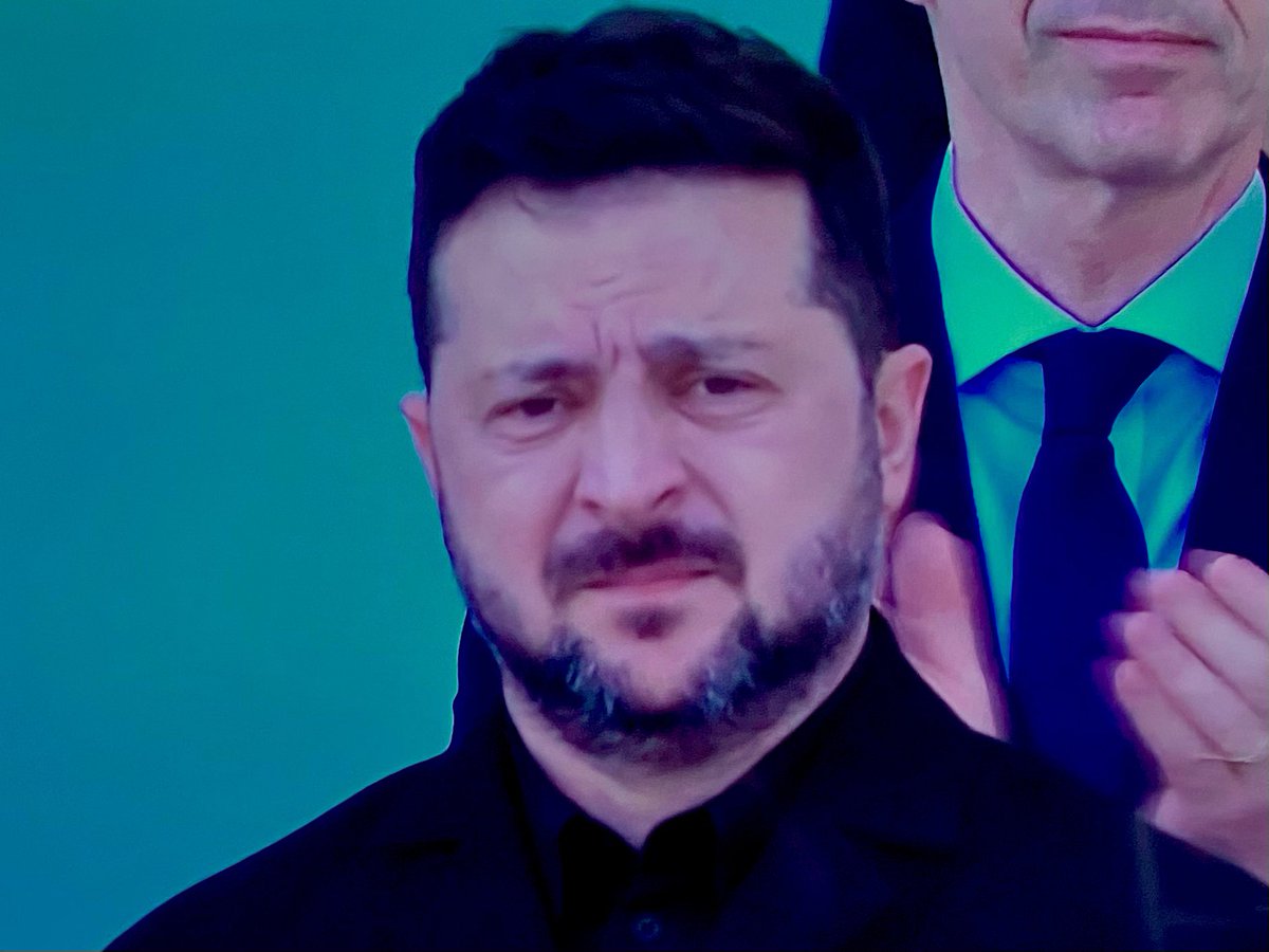 AlexandreMelnik's tweet photo. Regardant les images du défilé je pense qu’il est possible d’être un patriote francaisfier de son pays ouvert au monde et soutenant l’Ukraine, sans tomber dans le piège du nationalisme et du rejet des autres, tendu par l’extrême droite
Message à retenir en vue du scrutin de 2027 https://t.co/y719lJnfA0