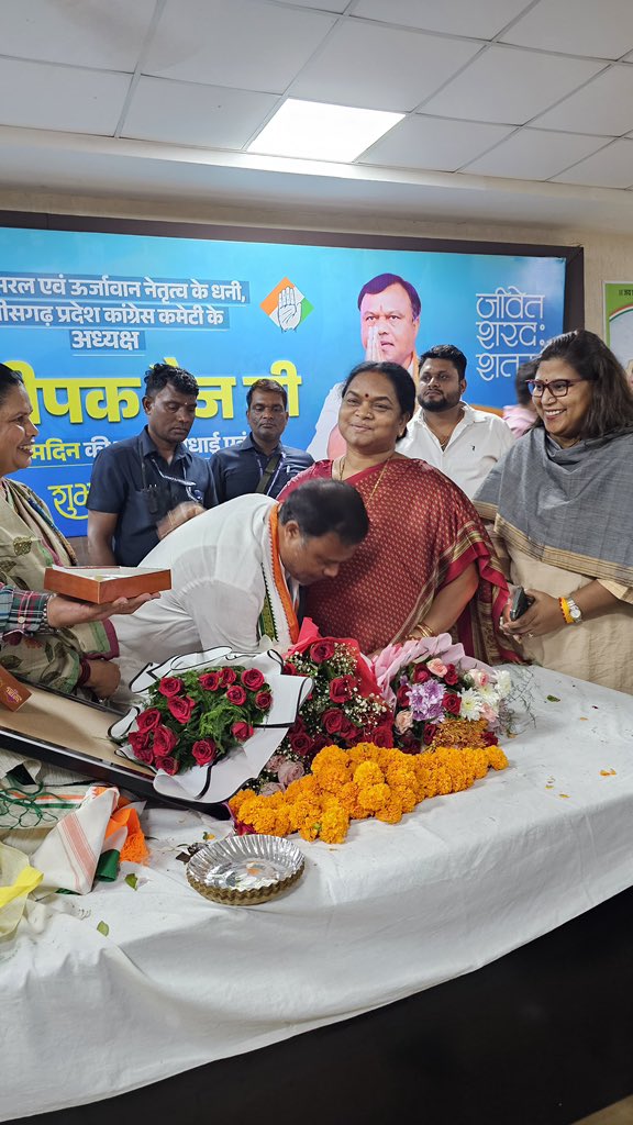 NetamPhulodevi's tweet photo. आज छत्तीसगढ़ प्रदेश कांग्रेस कमेटी के यशस्वी अध्यक्ष श्री दीपक बैज जी से भेंट कर उन्हें जन्मदिन की आत्मीय बधाई एवं शुभकामनाएँ प्रेषित की।

माँ दंतेश्वरी का आशीर्वाद आप पर सदैव बना रहे, आपके सुदीर्घ और सुयशपूर्ण जीवन की मंगलकामना है। https://t.co/9uNAwEZ60u