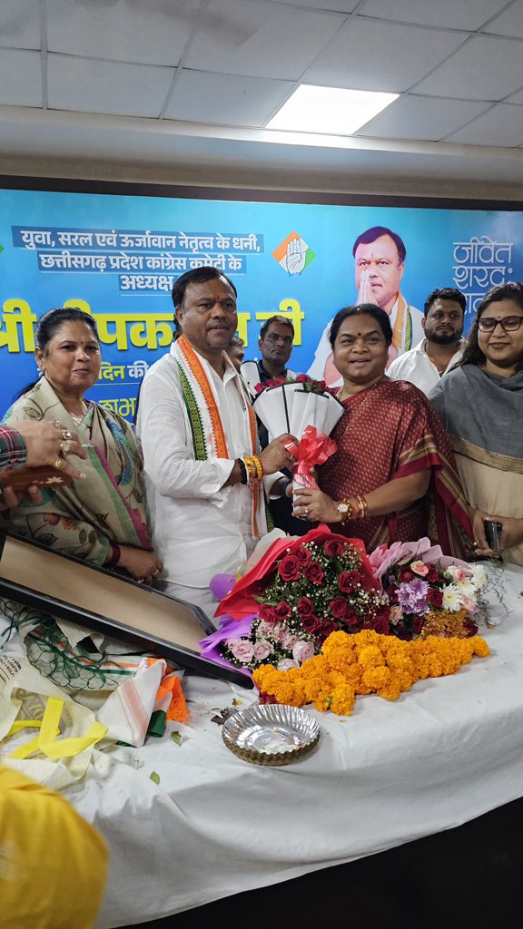 NetamPhulodevi's tweet photo. आज छत्तीसगढ़ प्रदेश कांग्रेस कमेटी के यशस्वी अध्यक्ष श्री दीपक बैज जी से भेंट कर उन्हें जन्मदिन की आत्मीय बधाई एवं शुभकामनाएँ प्रेषित की।

माँ दंतेश्वरी का आशीर्वाद आप पर सदैव बना रहे, आपके सुदीर्घ और सुयशपूर्ण जीवन की मंगलकामना है। https://t.co/9uNAwEZ60u