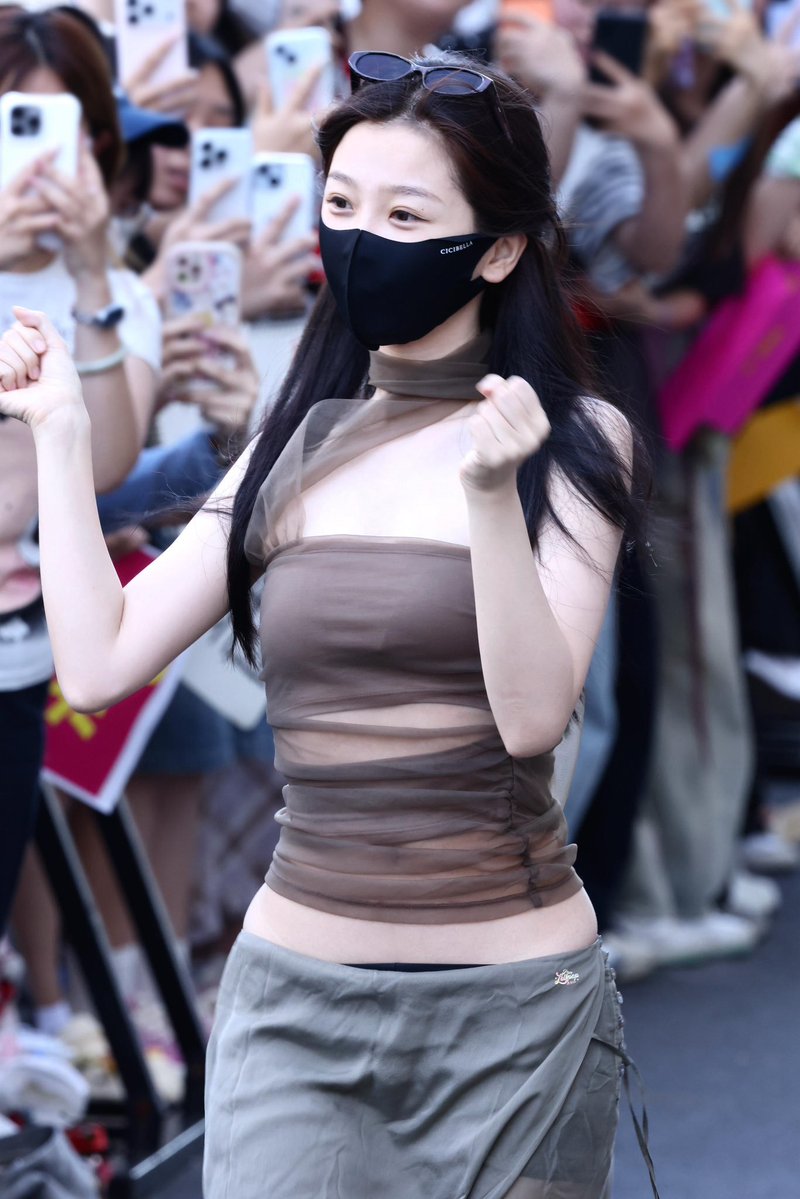 caapybaras's tweet photo. cantik banget my sayang, semangat kerjanya xinxin 🫶🏼 
#YuShuxin #EstherYu https://t.co/JJP4SlzGZB