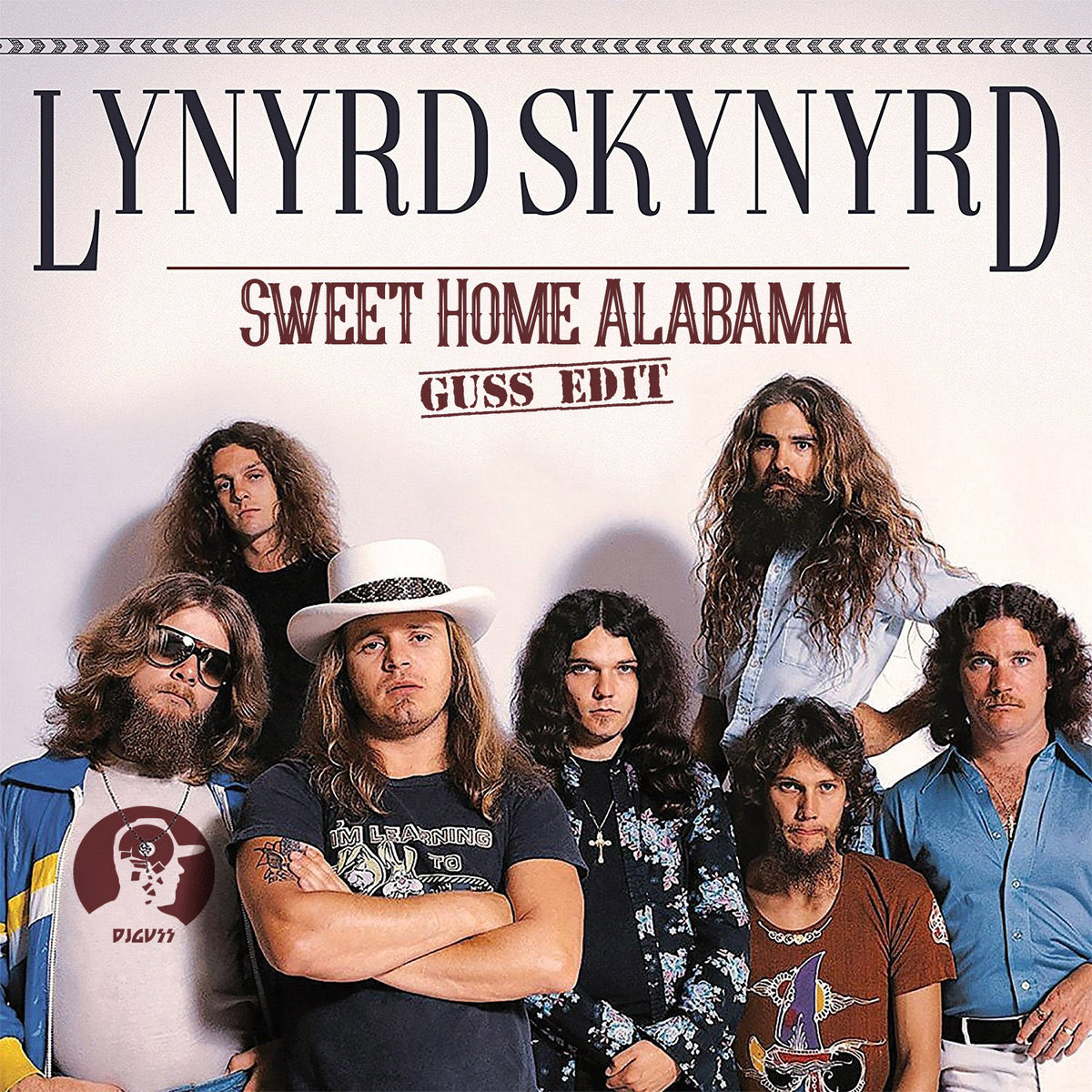masajuza529's tweet photo. #LynyrdSkynyrd の超定番曲「#SweetHomeAlabama」
収録アルバム【Second Helping】
この曲は #NeilYoung の「#SouthernMan」と「#Alabama」に対する返歌として書かれました。
Youngの2曲は南部アメリカの奴隷制や人種差別の歴史を強く批判した内容でバンドは「南部全体を一方的に悪者扱いしている」と感じ反論するためにこの曲を作りました。
#RonnieVanZant は当時「Neilは1〜2羽の鴨を撃つために全部の鴨を撃ってるみたいだ」と語っています。
#EdKing が作った特徴的なイントロのギターリフが曲の顔です。リハーサル中に #Rossington が繰り返し弾いていたものを基にVan Zantが歌詞を付けました。
歌詞は南部を肯定しつつNorthern(北部)の批判に対する皮肉や擁護が織り交ぜられています。
Neil Youngへのdisり部分「Well, I heard Mister Young sing about her… Well, I hope Neil Young will remember / A Southern man don’t need him around anyhow.」(ヤングが南部をdisってるけど南部男はヤングなんかいらないよ)
ジョージ・ウォレス知事への言及「In Birmingham, they love the governor (boo, boo, boo!)」
→ アラバマ州知事で人種隔離政策で有名だった #GeorgeWallaceを指す。
全体として「南部を一括りに悪く言うな」というメッセージが強くサザン・ロックの象徴となっています。
Southern rockの代表曲。ブルースロックやカントリーの要素も強くキャッチーなギターリフと力強いボーカルにピアノとバッキングボーカルが絡むアレンジ。ライブではギターソロが長く伸び観客が大合唱する定番ナンバーです。
Billboard Hot 100で最高8位。長年にわたりクラシックロックの定番としてラジオで流れ続けストリーミングもすごい👍
UKでは再チャートするなど世界中で愛される曲です
