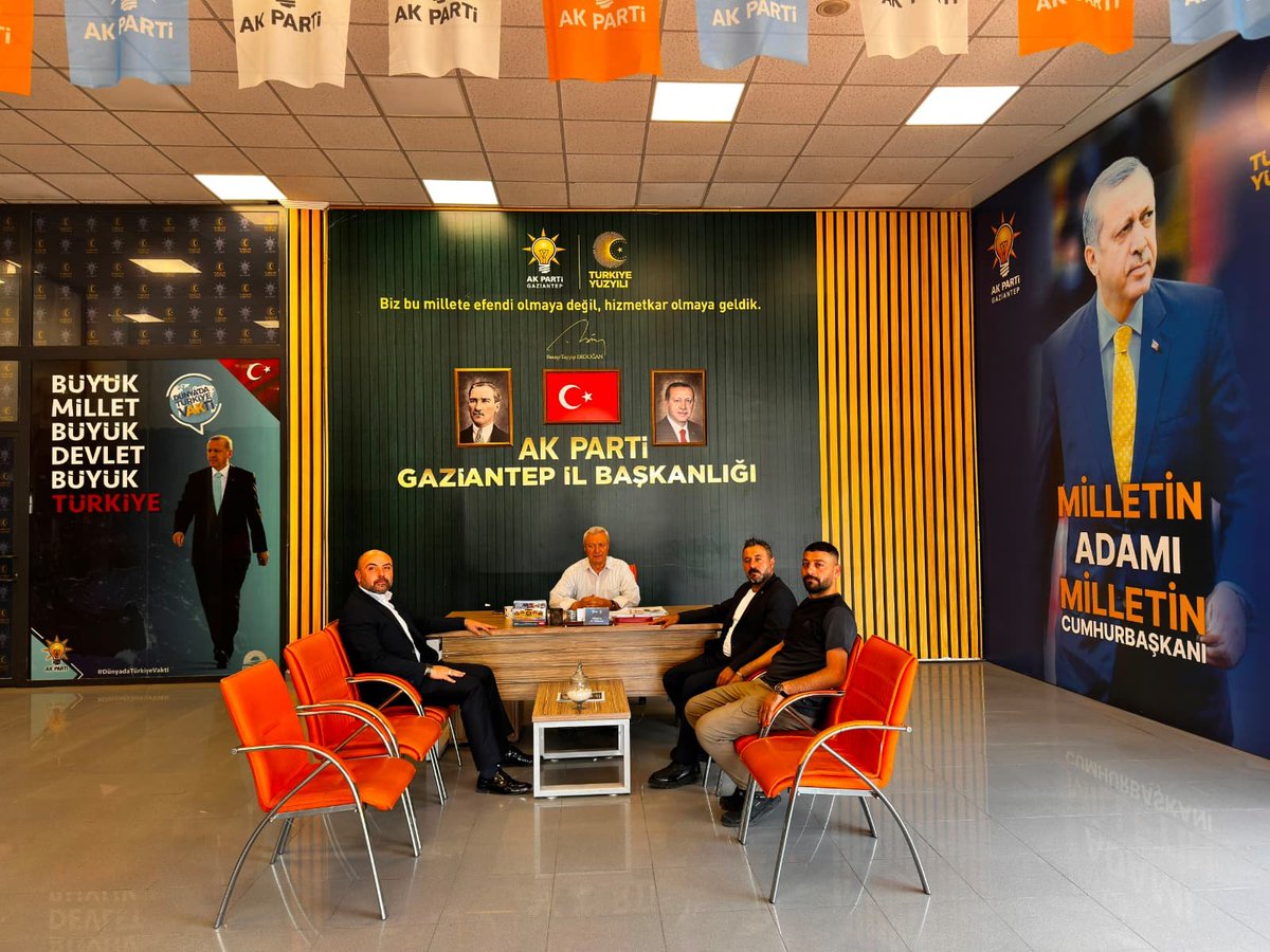 AKPartiG_Antep's tweet photo. Kapımız her daim açık, çayımız kahvemiz hazır! 

Gaziantep’imizin güzel insanları, sizleri AK Parti Gaziantep İl Başkanlığımızda ağırlamaktan mutluluk duyarız. Sohbet edelim, fikirlerinizi dinleyelim, Gaziantep’imiz için birlikte düşünelim. 

  Bugün sizleri karşılayacak yol arkadaşlarımız ; 

• Nöbetçi İl Yönetim Kurulu Üyemiz @MehmetKesi72047 

• Nöbetçi İl Yönetim Kurulu Üyemiz @farukomer1071 

Çaylarımız, simitlerimiz, kahvelerimiz hazır! Bekleriz. 

Soru, görüş ve önerileriniz için iletişim bilgilerimiz 👇🏻 

☎️  0 (342) 325 20 22 

📧 info@akpartigaziantep.com.tr