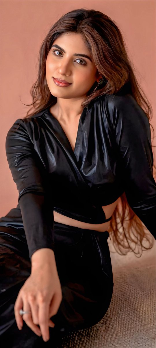 WallpaperIndian's tweet photo. Glossy satin framing eyes that capture every bit of the spotlight
👑 Krishika Anbalagan 🖤
#KrishikaAnbalagan #Krishika https://t.co/0L4FJYIm9P