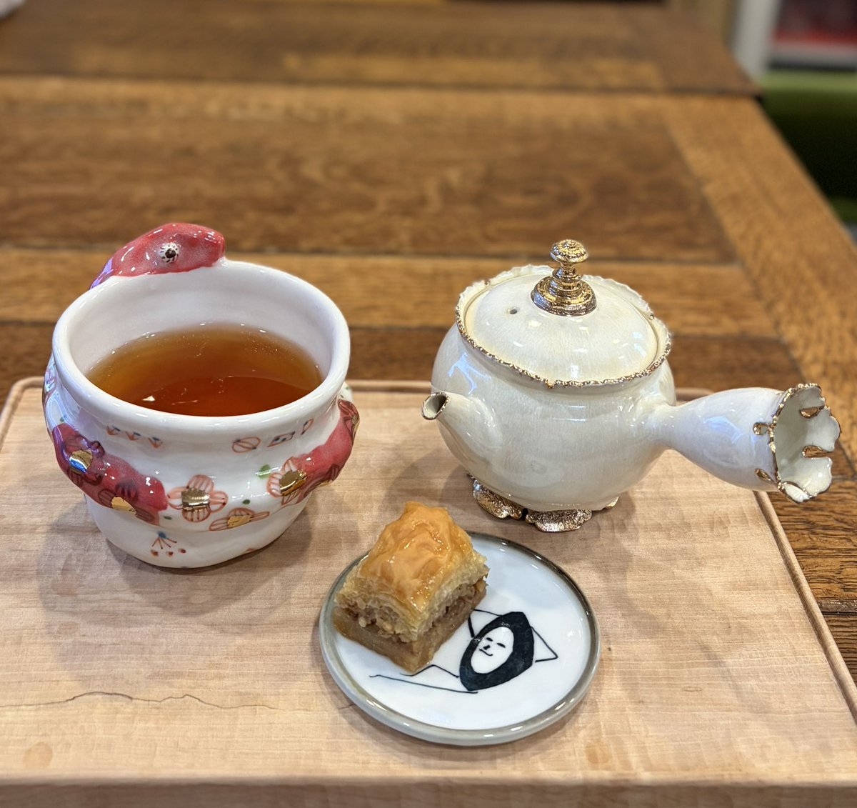 qVZors9H8iywwgj's tweet photo. 女性作家で揃えて、大好きなバクラヴァを食べる。バクラヴァを毎日1個ずつを1か月食べ続けたら何キロ増えるだろう… https://t.co/vjeixzGn4V