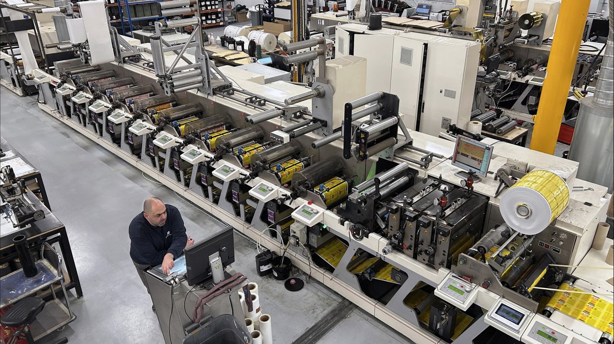 geweclimitedEN's tweet photo. Cyrille Roze of Stic Image discusses the company’s LED curing systems: “The system is very easy to use. It’s stable. It’s on-off, so you get always the same quality. You don’t have to change the lamp. I don’t hear about the system, which is a good thing!” https://t.co/O5xQ5W9scE https://t.co/graQdhMuZa