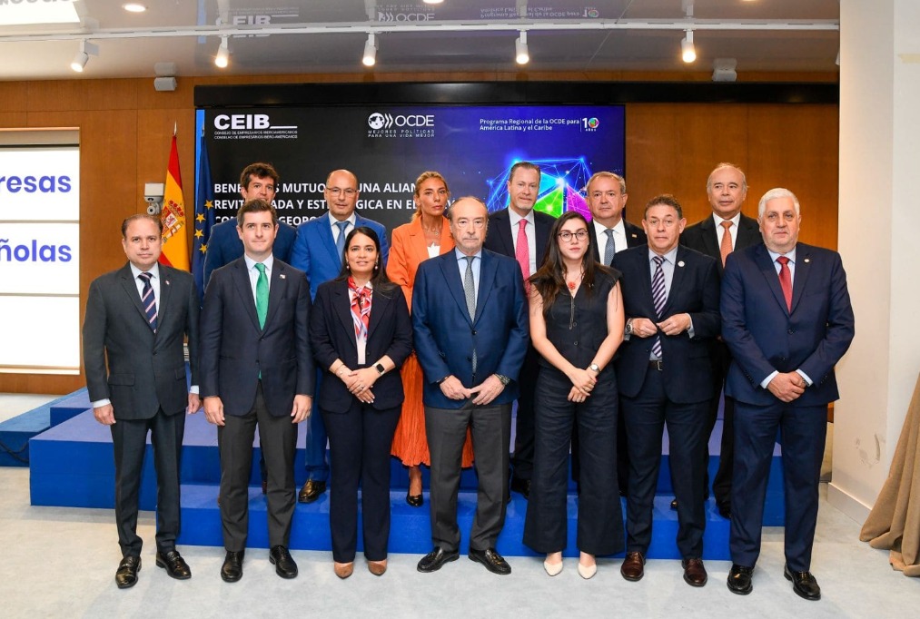 AEMEES_'s tweet photo. 🌍🤝 Desde AEMEES destacamos el encuentro celebrado en CEOE en el marco del diálogo @ocdeenespanol  Latina y el Caribe, donde se reafirmó el papel del sector privado para impulsar la inversión, la competitividad y la cooperación entre España e Iberoamérica. #AEMEES #CEOE https://t.co/eAt8mPJnef