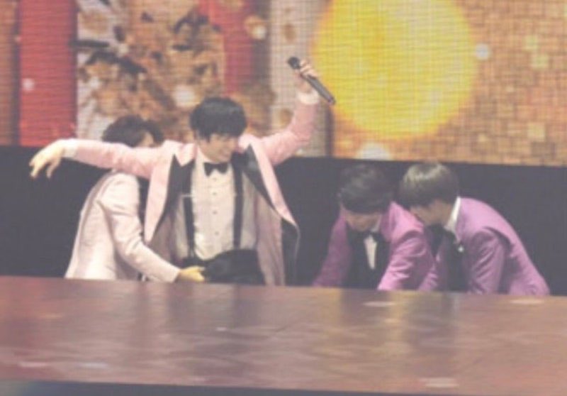 jopi_1111's tweet photo. 이 네컷 진짜 너무 좋음...
귀여워 생일이라 신난 막둥이 냅다 들어주는 형들 ㄹㅇ 감동이여서 욺 https://t.co/nqgSm46GJm