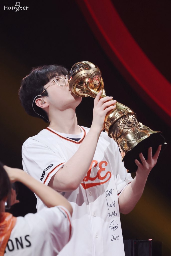 hamster_22_'s tweet photo. 260712 MSI Final BLG VS HLE
세체탑 제우스 ⚡️⚡️

#ZEUS #제우스 #최우제 #HLEWIN https://t.co/uIhJz1LNa9