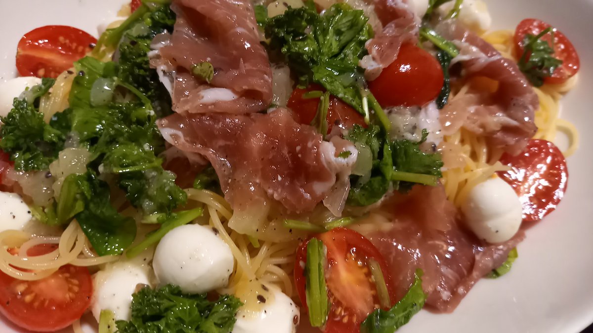 Drevolution2020's tweet photo. 昨日とほぼ同じ材料でパスタ
今日はゴールデンキウイ入り😋
　
そろそろソロ素麺���ーティーしなきゃ https://t.co/xuvUrMRR7M