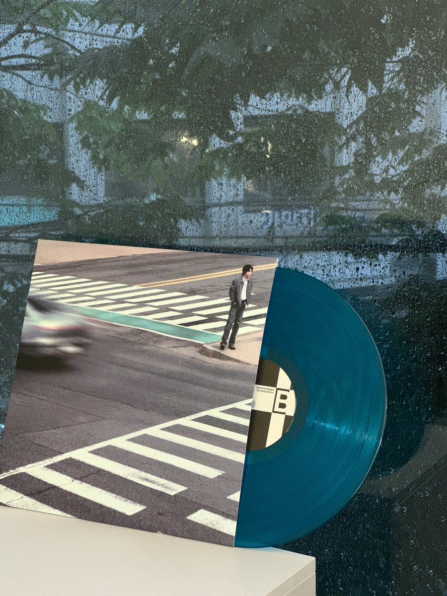 jeongsewoon_twt's tweet photo. 정세운 EP [Love in the Margins] Vinyl 온·오프라인 판매 안내

'가장자리 끝에서 바라본 사랑'

중심에서 조금 밀려난 가장자리에서 지켜본 사랑, 그리고 그 가장자리를 지나야 비로소 더 단단한 형태가 되는 감정에 대한 이야기. 정세운의 EP [Love in the Margins]가 바이닐로 발매됩니다. 하단에 기재된 각종 온·오프라인 판매처를 통해 만나보실 수 있습니다.

▫️온라인 예약 판매 기간: 2026.07.15 (수) 12:00 ~ 07.19 (일) 23:59
▫️예약 판매 분 출고 일정: 2026.07.20 (월)

* 사전 판매 기간 동안 구매하신 물품은 7월 20일에 출고되며, 이후 상시 판매로 전환되어 주문 시점에 따라 출고됩니다.
* 07.20 (월) 이후 각 판매처로 배송되니, 오프라인 매장을 이용할 계획이신 분들은 해당 매장의
입고 현황을 먼저 확인하시기 바랍니다.

SIDE A에는 'Orange Blue', 'Love in the Margins', '장난스럽고 다정하게', 'Stupid Love', 'Is it too late?'가 수록되어 있으며, 사랑의 여러 단계에 놓인 감정들을 바이닐의 감성으로 더 깊이 담아냈습니다.
SIDE B에는 각 트랙의 Instrumental 버전이 수록되어 있어, 사운드만으로 새롭게 와닿는 거칠고 정돈되지 않은 감정을 만나보실 수 있습니다.

▪ 정식 판매처 리스트

🛒 MPMG MUSIC STORE | https://t.co/yxtwCulLzP
🛒 YES24 | https://t.co/FG8j1R3r4G
🛒 알라딘 | https://t.co/uUr0p6k8HA
🛒 HOTTRACKS | https://t.co/J50YG2FAcR
🛒 케이타운포유 | https://t.co/2kS89x3So1
🛒 위드뮤 | https://t.co/Ixv7hxFs2r
🛒 애플뮤직 | https://t.co/qyjDZ9xOKq
🛒 메이크스타 | https://t.co/p7ojRixxyq
🛒 DOPE RECORDS | https://t.co/mF3Dy5vDYX
🛒 GIMBAB RECORDS | https://t.co/Qjs3TFqDzJ
🛒 드림레코드 | https://t.co/h0oqPC1IpA
🛒 플래닛레코드 | https://t.co/eNFCKHD9Jl
🛒 메타복스 | https://t.co/BcL9HRV2u7
🛒 레코드스톡 | https://t.co/02i2NRrxiF
🛒 케이팝투게더 | https://t.co/fdzMtsUiYx
🛒 온리뮤직 | https://t.co/m9KjCMQwyu
🛒 뮤직가이드 | https://t.co/OLrf4F8o42
🛒 엘피닷컴 | https://t.co/E1JbDLUG8J
🛒 피터판 | https://t.co/fHKE19sXFI
🛒 뮤직앤갤러리｜https://t.co/qRm2zR8pS8

[Offline]
🛒 카페 리카르도 | RICCARDO
🛒 바이닐 앤 플라스틱 | 현대카드 DIVE
🛒 오드 | ODE
🛒 세일뮤직
🛒 애플뮤직 용산점

#정세운 #JeongSewoon
#LoveintheMargins