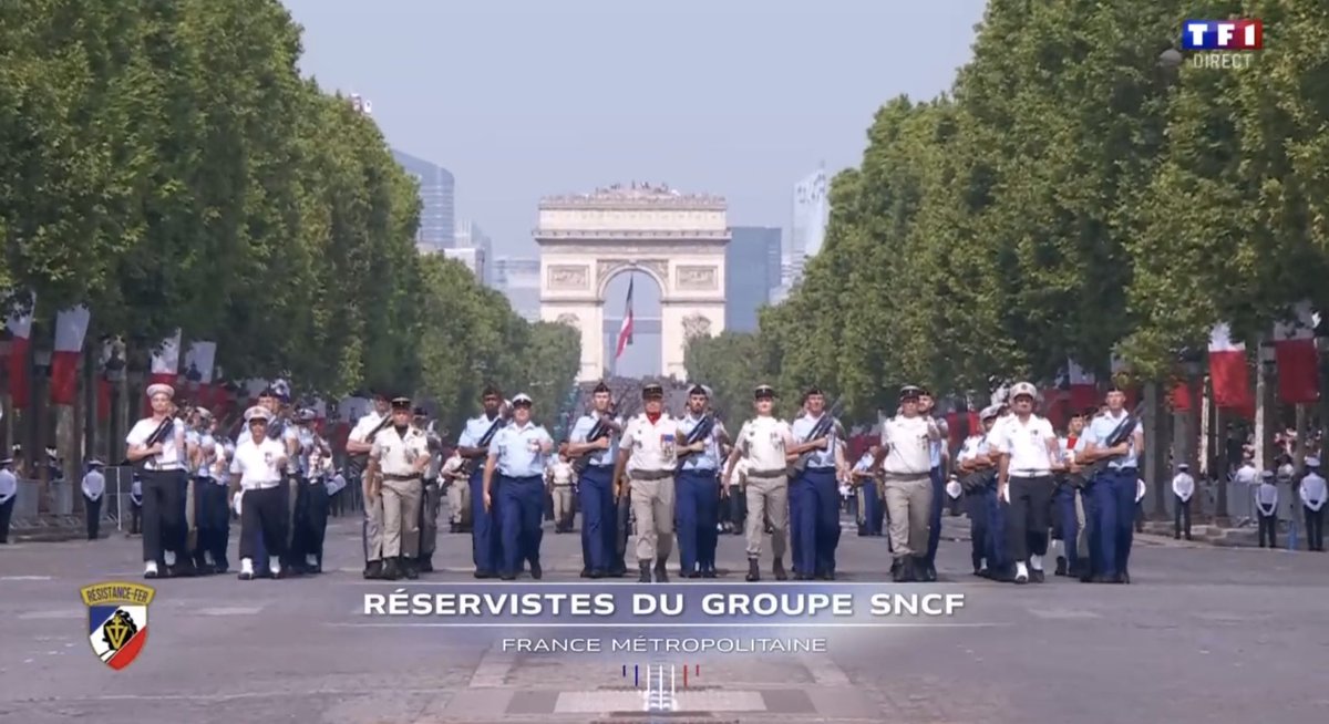 La_Pollice's tweet photo. Un grand bravo aux réservistes du groupe SNCF qui sont arrivés à l’heure sur les Champs-Elysées #RobertEstUnTroll #14Juillet https://t.co/2pOuvDkpKN