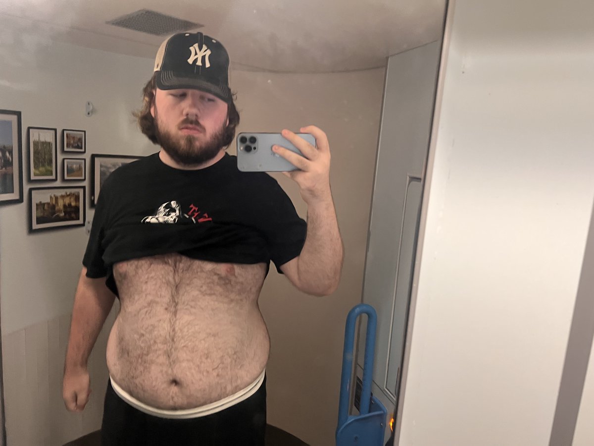 boundhogg's tweet photo. i love being snatched and fat at the same time #fatboy #tummytuesday https://t.co/C34b7rVkPw