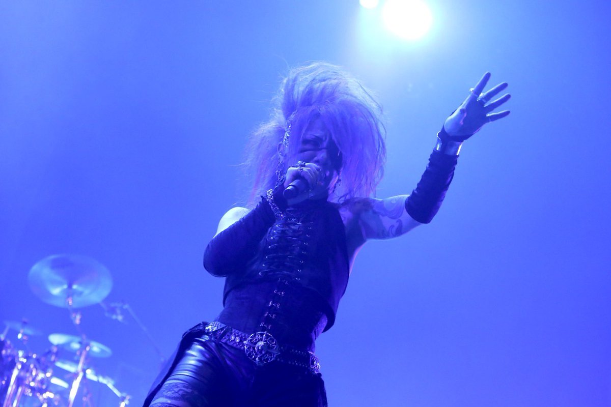 artcube_z's tweet photo. 🇫🇷フランス・パリ B7KLAN J-ROCK FEST

Moi dix Moisのライヴを応援してくれた全ての人へありがとう！！

Seth個人の感想、思いを書きたいと思う。

༻༓࿇༓༻༓࿇༓༺༓࿇༓༺ 

賛否ある事はもちろん前提の上Moi dix Moisは日本と同じ形でMCも日本語でライヴを進めた！

それは歌詞でもMCでも日本語の持つ素晴らしい繊細な表現を俺は伝えたいと思ったからだ。

Moi dix Moisの歌詞もそうで日本語と外国語が混在している。
日本語持つ繊細さ外国語の持つ響きの美しさ、外国語による響きの強さ！

それらが混在して独特の世界観が作られているが日本で誕生したヴィジュアル系の暗黒の世界へと誘うバンド。

Moi dix Moisらしいライヴを伝えるべく表現の仕方をパリでも伝える事がMoi dix Moisの世界観を伝える事に繋がったと思う！

そして、メンバー達の熱い思いはギターのRyuxがフランス語や英語を使ってストレートに伝えてくれたはずだ！！

俺たちのスタイルはそれで良いと思ってる🤘

༻༓࿇༓༻༓࿇༓༺༓࿇༓༺ 

そして、これも個人的な思い

今回は動画や写真は撮影が禁止されていたはずだ！！

美しく無い！！

特に観にきている人達が後ろであれば後ろであるほど、前方で掲げられている撮影しているスマホがステージを観る邪魔をする、、、美しく無い💢

世界観を台無しにする！！

暗黒の世界にスマホは必要ない！！

ただただ、世界観の邪魔である！

また海外でライヴしたいと思う。

次回は是非、Moi dix Moisの暗黒の世界を純粋に楽しみに来ていただきたい。

また暗黒の世界でお逢い致しましょう🕯️

(ｷ^ _☻*))y dix love‼️
