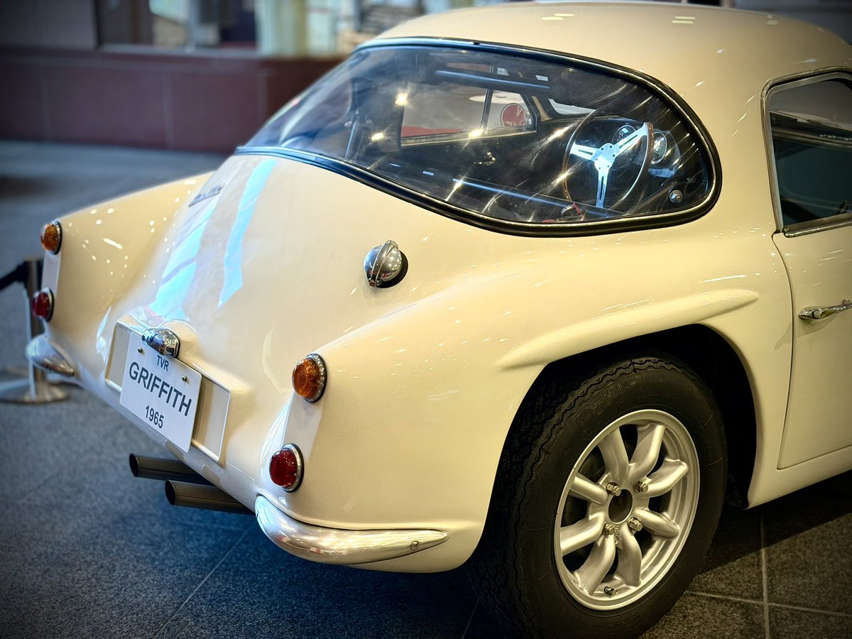Nao_Nunogaki's tweet photo. 博物館に仲間入り超レア車‥TVRグリフィス😮あのACコブラと同じエンジンを100kg軽いボディに積む超じゃじゃ馬❗️しかもこの短いサイドビュー‼️異様に短いホイールベースはまっすぐ走るのも大変でしょうね💦でもこの荒削りさは今にない魅力かもしれません🔥 #TVR #トヨタ博物館 #ToyotaAutomobileMuseum https://t.co/IotGIZ5150