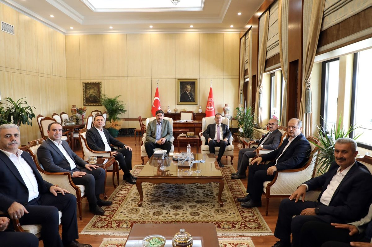 Bem_Bir_Sen's tweet photo. Genel Başkanımız
Levent Uslu

Sayıştay Başkanı 
Sayın Metin Yener’e hayırlı olsun ziyaretinde bulundu. 

Nazik ev sahipliği dolayısıyla Sayın Yener’e teşekkür ediyor; başarı ve kolaylıklar diliyoruz.

Ziyarete Kocaeli Şube Başkanımız 
Mehmet Gökkaya, 
Şube Başkan Yardımcılarımız Aziz Kılıç, Cihad Karagöz ve Mesut Figen ile birlikte; 

İSU Genel Müdür Yardımcısı 
Burhan Zeydal, 
İSU İnsan Kaynakları ve Eğitim Daire Başkanı İsmail Civelek ile  
İSU Hukuk İşleri Daire Başkanı Suat Torlak'ta iştirak etti.