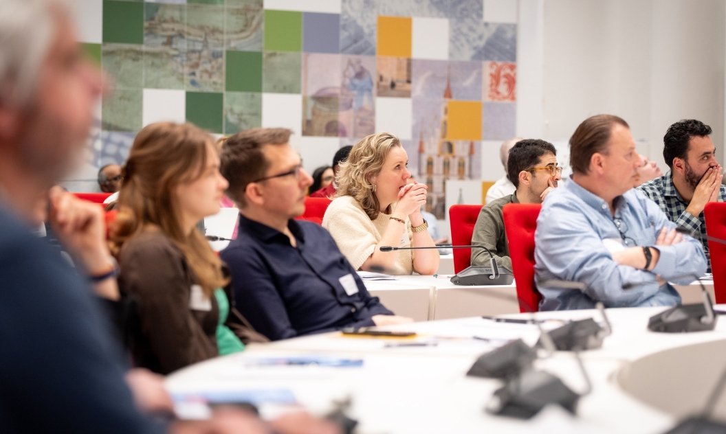 RaadslidNu's tweet photo. Op vrijdag 2 oktober 2026 ben je van harte welkom in het Stadhuis van Utrecht voor de Vaardighedendag. Tijdens drie praktische sessies werk je aan vaardigheden die je direct kunt toepassen in je raadswerk. Lees meer: https://t.co/oOLFjzxcmN https://t.co/sZ6uYBI4km
