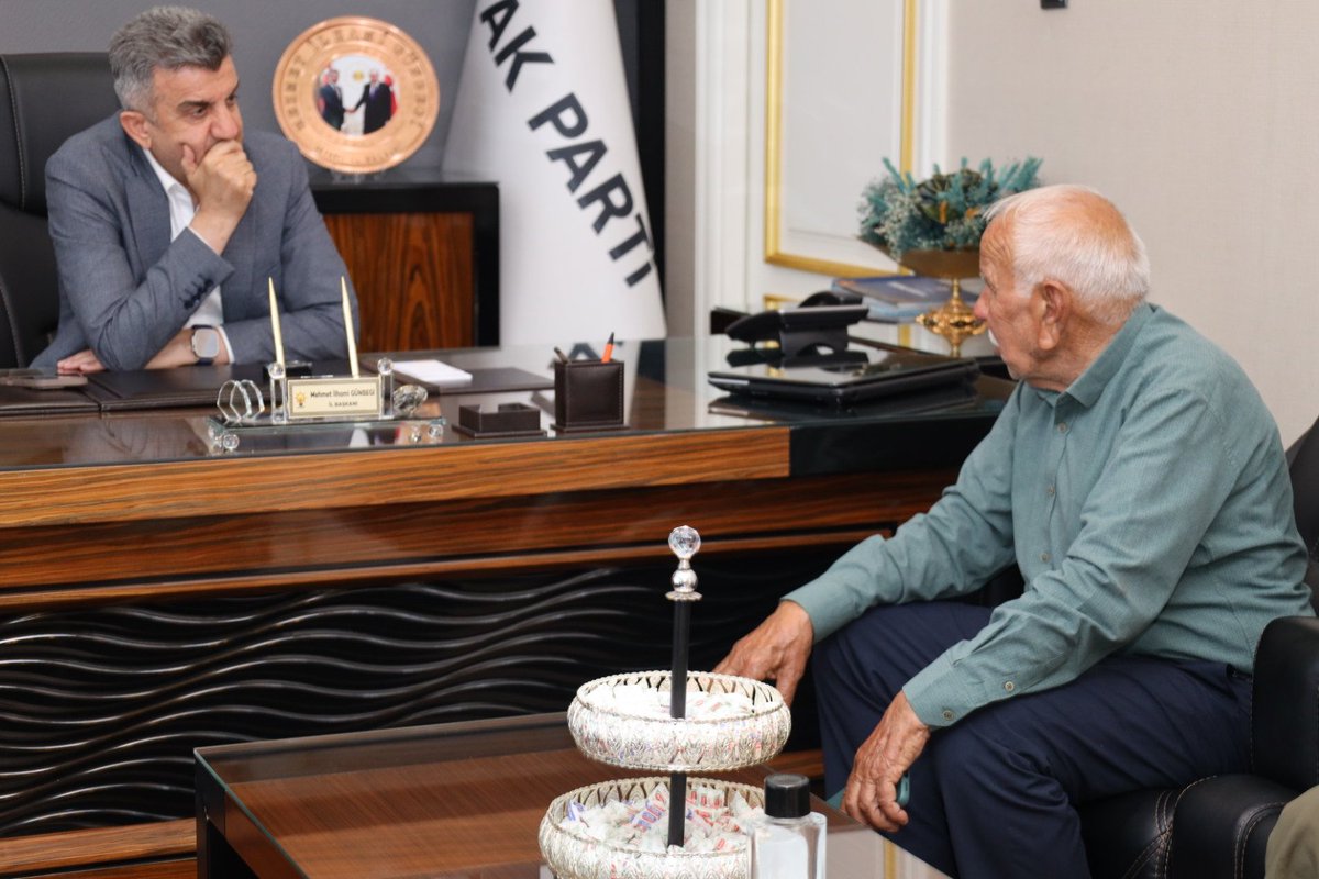 akpartiurfa's tweet photo. Aslolan milletimizle aramızdaki gönül bağıdır.

İl Başkanımız @milhamigunbegi, kıymetli hemşehrilerimizle bir araya geldi, sorun ve taleplerini dinledi, çözüm noktasında istişarelerde bulundu, gönül sohbetlerine ortak oldu.

Nazik ziyaretlerinden dolayı kıymetli hemşehrilerimize teşekkür ederiz. 
#SevdamızŞanlıurfa 
@RTErdogan @Akparti @abuyukgumus @hakanaksu058 @farukaytek