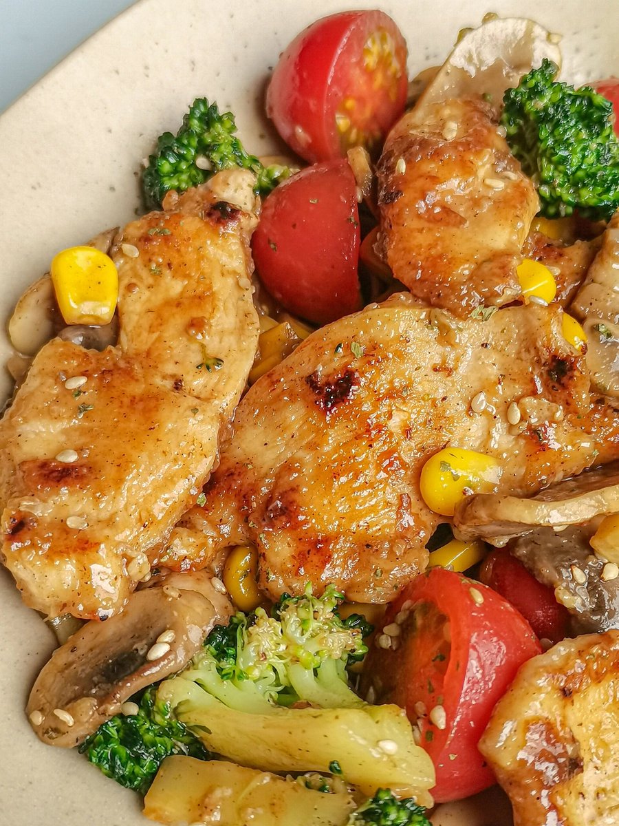 kimchsugozs's tweet photo. Try this 5-minute high-protein fat-burning salad for lunch! Grilled chicken, mixed greens, cherry tomatoes u0026 olive oil dressing – tasty, filling u0026 under 300 kcal. Perfect for busy days! https://t.co/fEGDB9RKXJ
