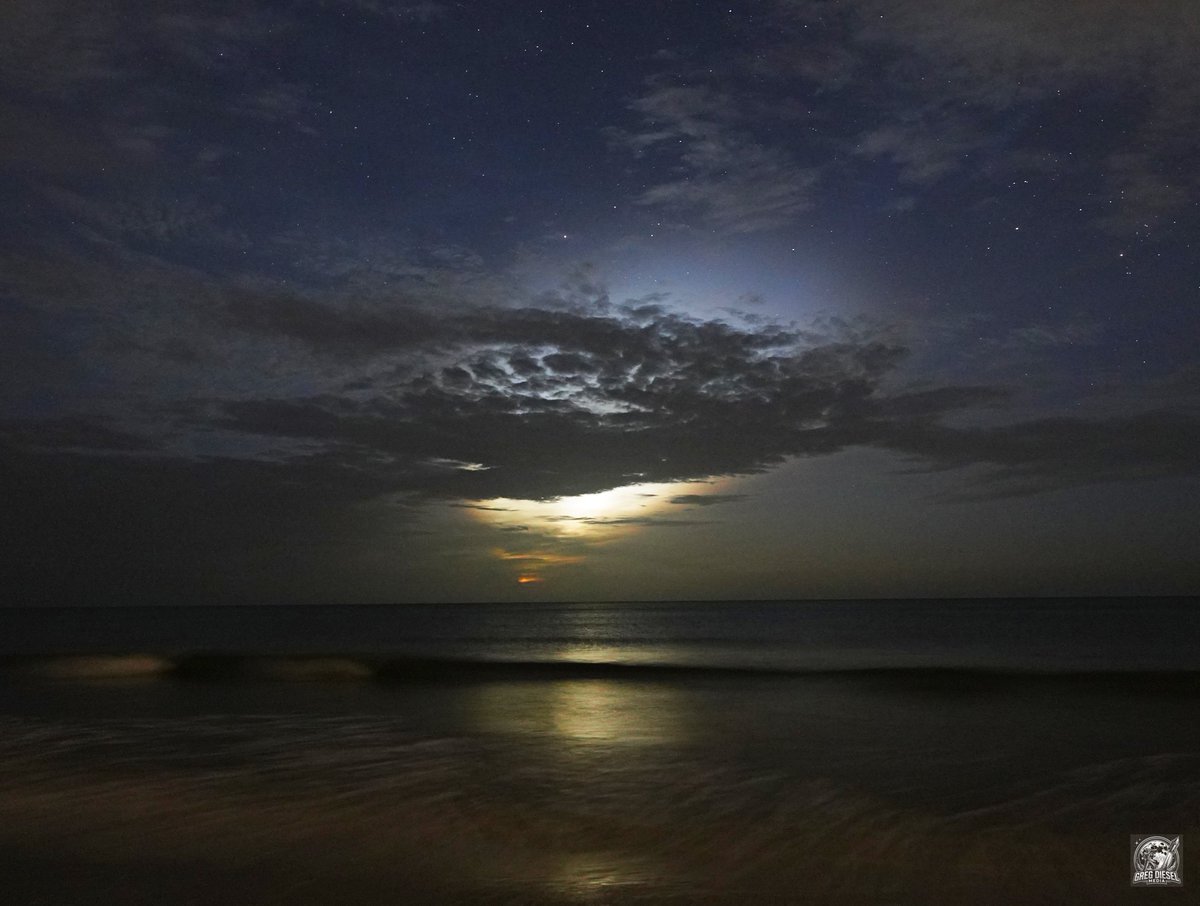 GregDieselPhoto's tweet photo. Some clouds in front of the noctilucent cloud from Space X Starlink 10-45 at 5:10am this morning. Red dot in second image is booster landing at sea on drone ship A Shortfall of Gravitas. @spacex @weatherchannel @JenCarfagno https://t.co/fwpXm71IR3