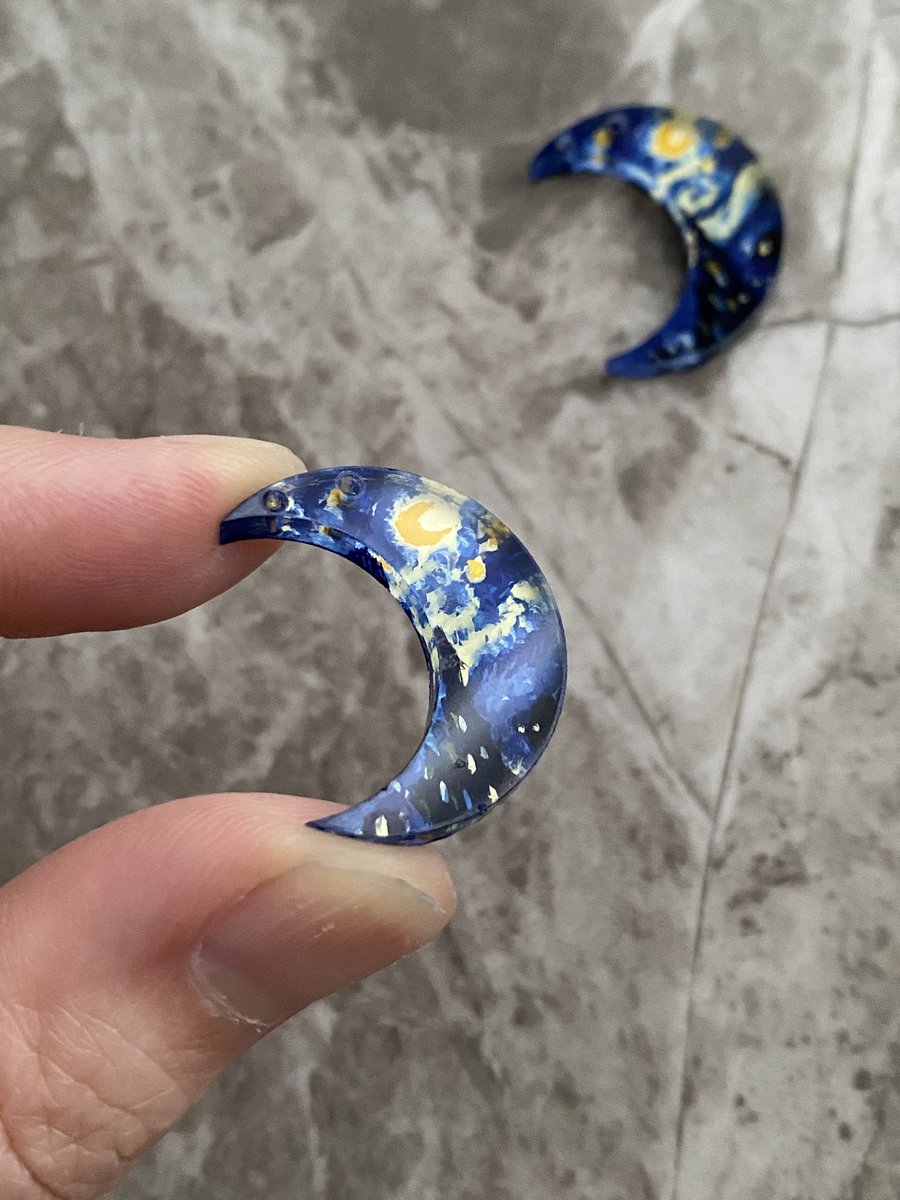 RoseandMimi's tweet photo. 2〜3cmのキャンバスに星月夜を描くのは思っていた以上に難しい…😂
でも「星月夜だ」って一目で伝わる表現を目指して試行錯誤中🌙 https://t.co/H6bTTMLWUq