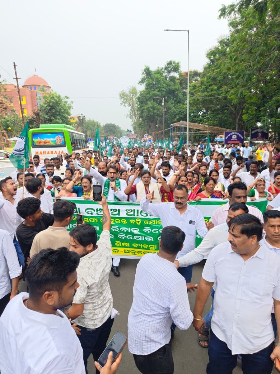 bjd_odisha's tweet photo. ତୀବ୍ର ହେଉଛି 'ଶିକ୍ଷା ବଞ୍ଚାଅ ଆନ୍ଦୋଳନ', ଅନୁଗୋଳରେ ଶୁଭିଲା ଯୁବ ଓ ଛାତ୍ରଙ୍କ ଗର୍ଜନ।
ଗଣଶିକ୍ଷା ମନ୍ତ୍ରୀ ଇସ୍ତଫା ଦିଅ, ବିଜେପି ସରକାର ତୁରନ୍ତ ପିଲାଙ୍କୁ ନୂଆ ବହି ଯୋଗାଇ ଦିଅ।
#SikhyaBanchaoAbhijan #Angul #FailedBJP #BJPAntiStudent #ହଟାଅବିଜେପି #ରଙ୍ଗବଦଳାସରକାର https://t.co/5lcYXAW5u3