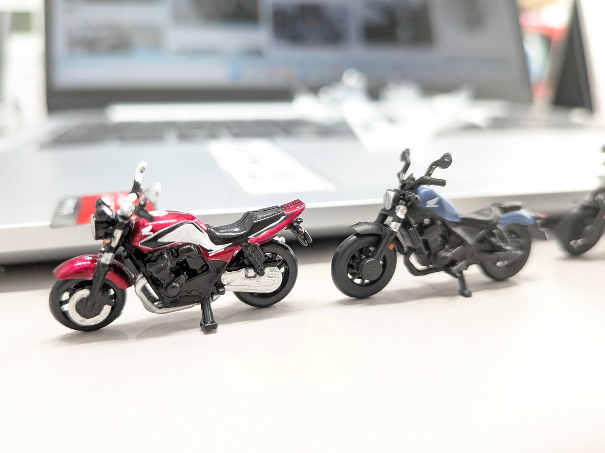 TOYSCABIN's tweet photo. 10月発売予定の1/64CB400SF&amp;Rebel250キーホルダーですが、フィギュアは1/64としてはこれ以上は無理！というレベルでクオリティが高いです🤩
わずか3cmですが、組み立て塗装も丁寧な仕上げです。
ぜひお客様に手に取って頂きたい✨✨ https://t.co/WFql3xxkyO