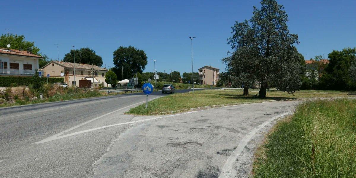 radioduomo's tweet photo. ⚠️Viabilità #Brugnetto: l'incrocio sulla Corinaldese è un punto critico con vari incidenti. 
I cittadini chiedono rotatorie, ma l'accordo tra i Comuni di #Senigallia e #Trecastelli e la Provincia di Ancona è fermo.

🎙️Ascolta l'audio QUI 👇
https://t.co/a4zOgpEhTX https://t.co/L7dyJ5cnBN