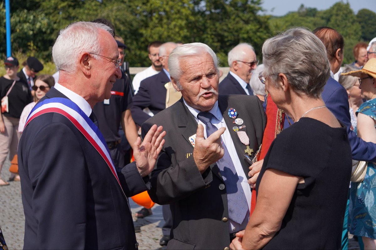 Elisabeth_Borne's tweet photo. À Vire-Normandie, pour ce 14 juillet, nous célébrons, comme partout sur le territoire, les valeurs qui nous rassemblent.

Bonne fête nationale à toutes et à tous ! 🇫🇷 https://t.co/OKSnKR9Dsh
