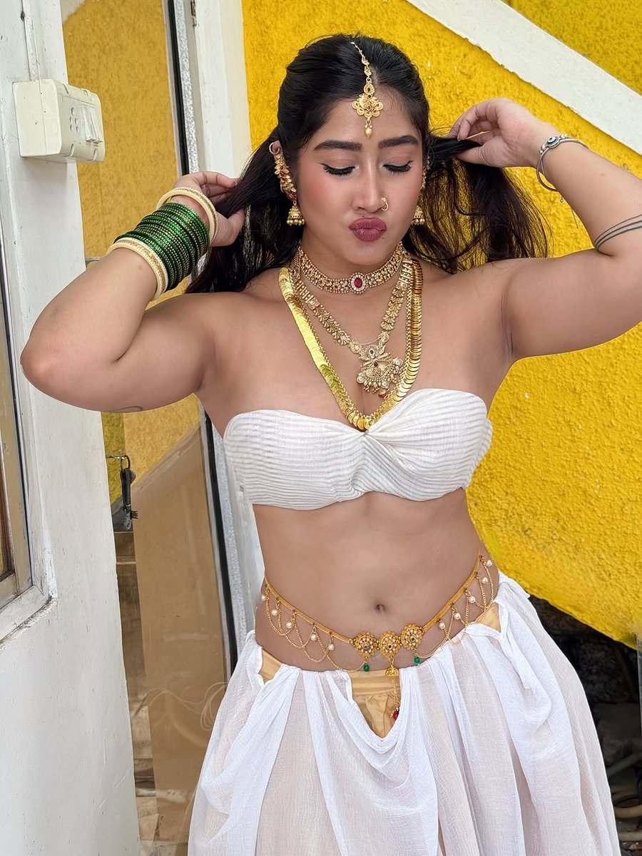stargallery2020's tweet photo. Sofia Ansari turns heads in a white pleated top and long off white skirt, accessorized with a chic gold belly chain that perfectly blends elegance, simplicity and modern style 😍 https://t.co/QpknFSlrDR
