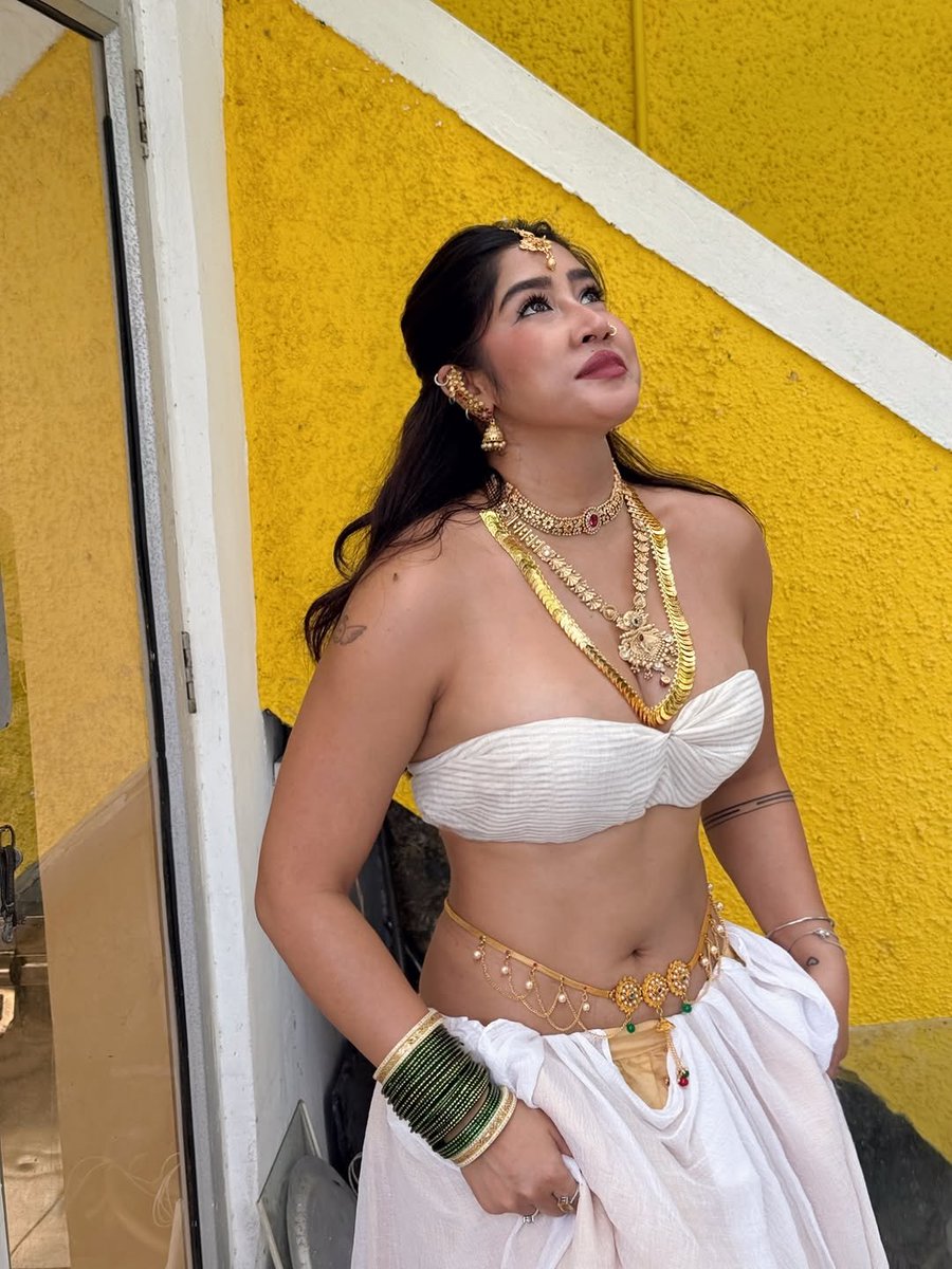 stargallery2020's tweet photo. Sofia Ansari turns heads in a white pleated top and long off white skirt, accessorized with a chic gold belly chain that perfectly blends elegance, simplicity and modern style 😍 https://t.co/QpknFSlrDR