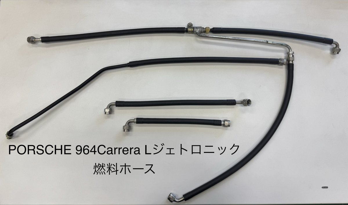 enable_dream's tweet photo. 【ANホースって何？】
レースカーやチューニングカーでよく見かける「ANフィッティング」。
実はANは「Air Force-Navy」の略で、もともとは航空機向けに規格化されたものです。

サイズはインチ表示ではなく -3、-4、-6、-8… という表記になり、
「1/16インチ単位」でホース内径を表しています。
例えば -6AN＝6/16インチ＝3/8インチ（約9.5mm）

現在ではモータースポーツでも標準的な規格となり、オイル・燃料・冷却水など幅広く採用されています。

ナンバー付きのチューニングカーではステンメッシュのホースがよく見られますが、BMRSではGTやS耐車両などのレースカーにはハイテンプポリマーと呼ばれる軽量かつ高温に耐える素材が使用されることが多く、車体の軽量化に貢献しています。
フィッティング自体も無駄な部分を削いだ形状になっており、現在使用しているホースから作り替えるだけでもリスクを負うことなく軽量化できるかもしれません。

BMRSではANホースはもちろん、
純正のパイプやフィッティングを流用し、ホース部分だけをBMRS製へ作り替えることも可能です。
純正の見た目をできるだけ維持したままリフレッシュできるので、 廃盤になってしまったホースも復活できる可能性があります。

また、出張での現車合わせ製作も行っています。
ビシッとラインを決めて美しいエンジンルームを作ってみませんか？
お気軽にご相談ください。

https://t.co/GTY2DsJOqZ

#BMRS #ANホース #モータースポーツ #旧車 #レストア #エアコンホース #オイルクーラー #燃料ライン