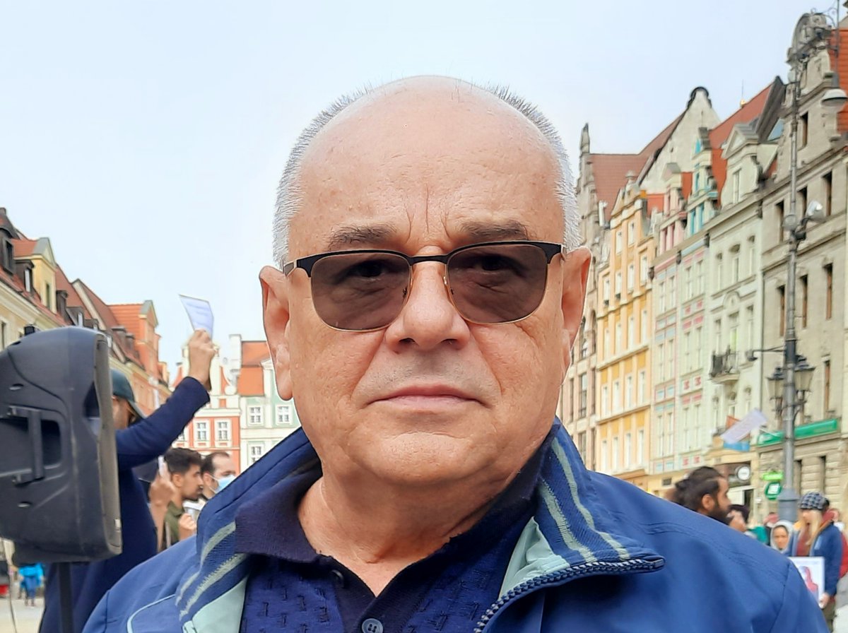 amazgula's tweet photo. Maciej Świrski zatrzymany.
Jeden z najbardziej bezczelnych i bezkarnych gwałcicieli polskiego prawa i jego przydupas zostali zatrzymani przez CBA w związku z finansowaniem aferalnej akcji PiS przeciwko sędziom. Stalinowcy Kaczyńskiego powołali „Polską Fundację Narodową”, aby przy pomocy publicznych środków spółek Skarbu Państwa dokonać zamachu na demokrację w Polsce. Za dziesiątki milionów złotych patologia PiS niszczyła, jako pierwszy, wizerunek sędziów, aby rozbić solidarność zawodową i dokonać gruntownych zmian w celu upolitycznienia sądów i stworzyć z sędziów grupy lokai na usługach zorganizowanej bandy przestępczej, zamachowców Kaczyńskiego na konstytucyjny system prawny.

Maciej Świrski to wybitna kanalia, która działała wyłącznie na szkodę Polski i była ślepo posłuszna PiS-owi. Wszyscy pamiętamy jego decyzje o nakładaniu na kolejne stacje radiowe i telewizyjne milionowych kar nawet za wzmianki o aferach PiS, podczas gdy w ogóle nie widział on w ogóle straszliwego hejtu i kłamstw rozsiewanych przez media zawłaszczone przez PiS.

Długo trzeba by pisać o tym bezczelnym politycznym sku*wielu. Nie będę się jednak rozwodził.

Dla mnie najważniejsze jest, że w końcu państwo wykonuje jakiś gest dobrej woli, aby ukarać przestępców z PiS. Szkoda tylko, że 9 lat po przestępstwie na miliony złotych, które zbliża się do okresu przedawnienia.
Ustalmy więc jedno: chcecie sprawiedliwości czy tylko uspokoić wzburzonych brakiem rozliczeń, a do ukarania i tak nie dojdzie?
Czyli tak, jak realizuje zadania strażnik bezprawia PiS Dariusz Korneluk: mataczyć, przedawnić, podzielić odpowiedzialność, tworzyć tomy dokumentów dla rozmywania czynów karnych, wyłączać do osobnego rozpoznania, przekazywać śledztwa, zmieniać prokuratorów, aż sprawa trafi do tego, kto umorzy i Kaczyński z Nawrockim pochwalą. A gdy już się nic nie da zakręcić, to przekazać do sędziego na usługach PiS.

Ponieważ nie mam już cierpliwości i zaufania do organów ścigania, zobaczymy, jak sprawa się rozwinie – czy może długo i skutecznie będzie zwijana, aż do zakończenia przedawnieniem lub uniewinnieniem.

Tu już nie ma reguł, tu jest polityczny interes mafijny.

Adam Mazguła

#PrawdąPOoczach #TarczaWolnościSłowa #Odpowiedzialność #BronimyKonstytucji #ŻołnierzGorszegoSortu
