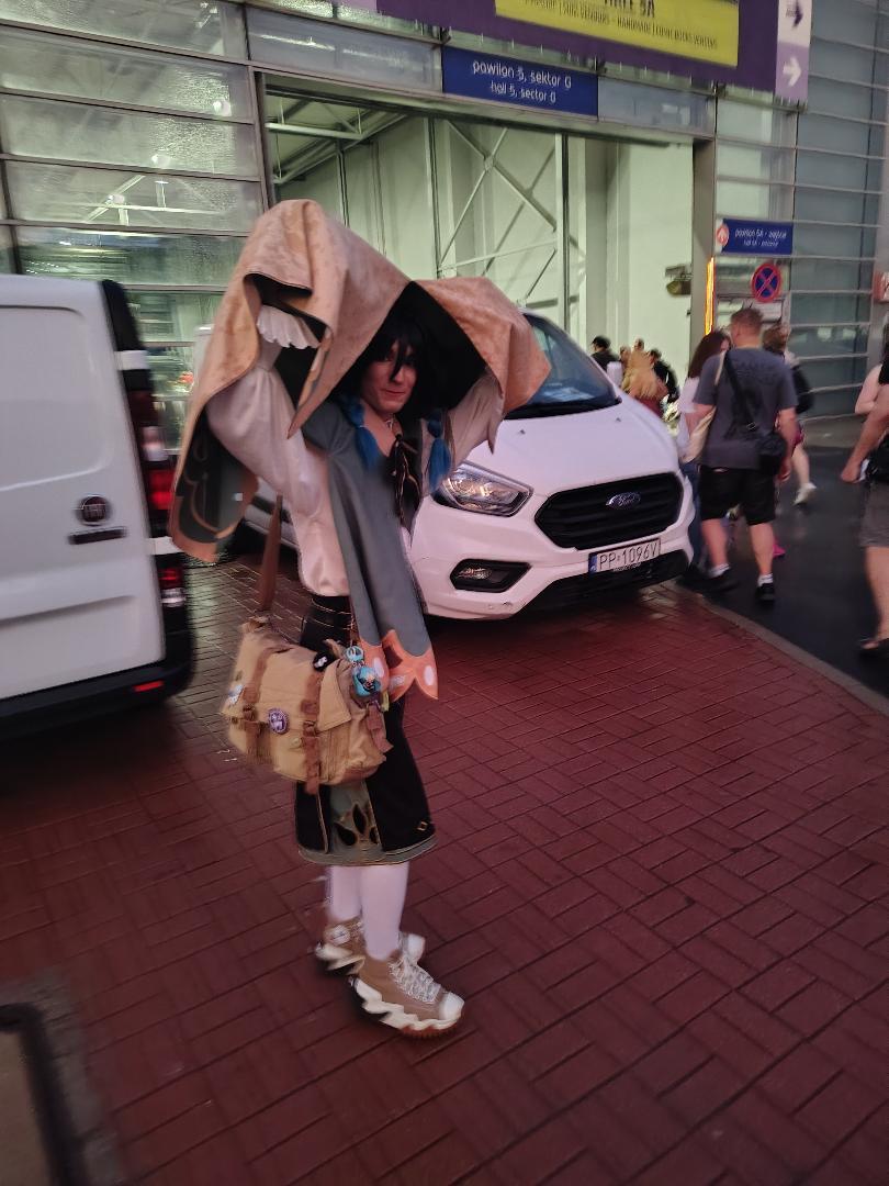 certaincosplay's tweet photo. Throwback to when it started raining at the Pyrkon and my stupid ass forgot the umbrella 
#cosplay #venti #rain #convention #hoyoverse #genshin #genshinpimpact https://t.co/fpDyFvZWwk