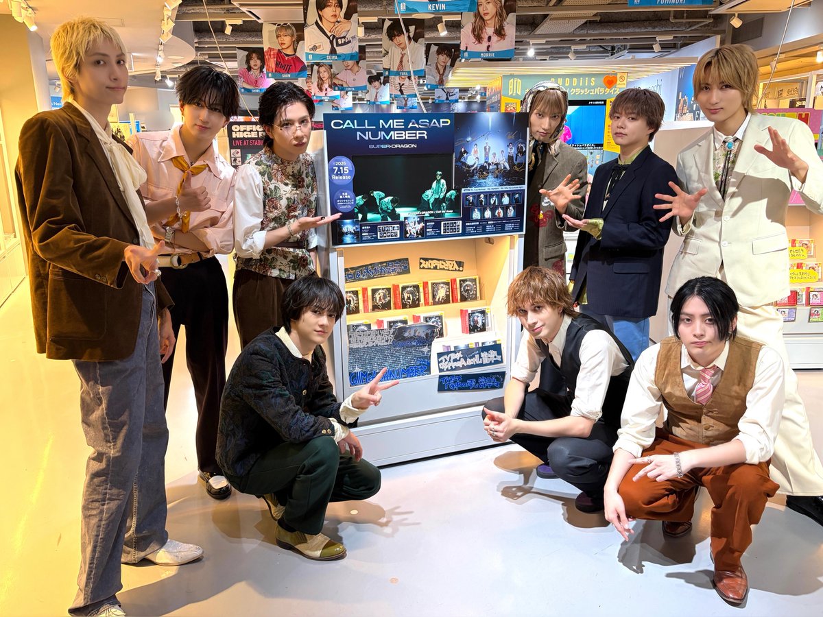 SHIBUYA_T_MUSIC's tweet photo. 【#SUPERDRAGON ご来店】
メジャー6thシングル『Call Me Asap / NUMBER』をリリースしたSUPER★DRAGONの皆様がシブツタ地下2Fにご来店🐉💙
看板にサインや素敵なコメントカード等いただきました🪄
いつもありがとうございます❕
#スパドラ #SD_6thSG https://t.co/OHhsX7TlAu