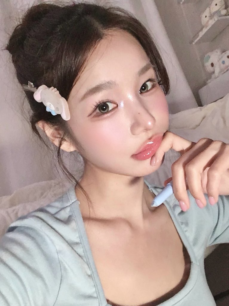 CherishMegu's tweet photo. 3CE의  이 2월 1일 출시 되는데요! 데일리템으로 딱인 쉬머 타입 &amp;amp;  뿜뿜하는  ˚✧₊ 눈쉐입에 ���춘 이지 드로잉 쉐입으로 부드럽게 슥슥 발려요!  슬라이딩 스틱 
특히 아이보리 브리즈는 도톰하게 애교살 볼륨이 차올라서 완전 강추!!!!!♡
#맘눌뎀 #왕방무애 https://t.co/UOFY86k5DS